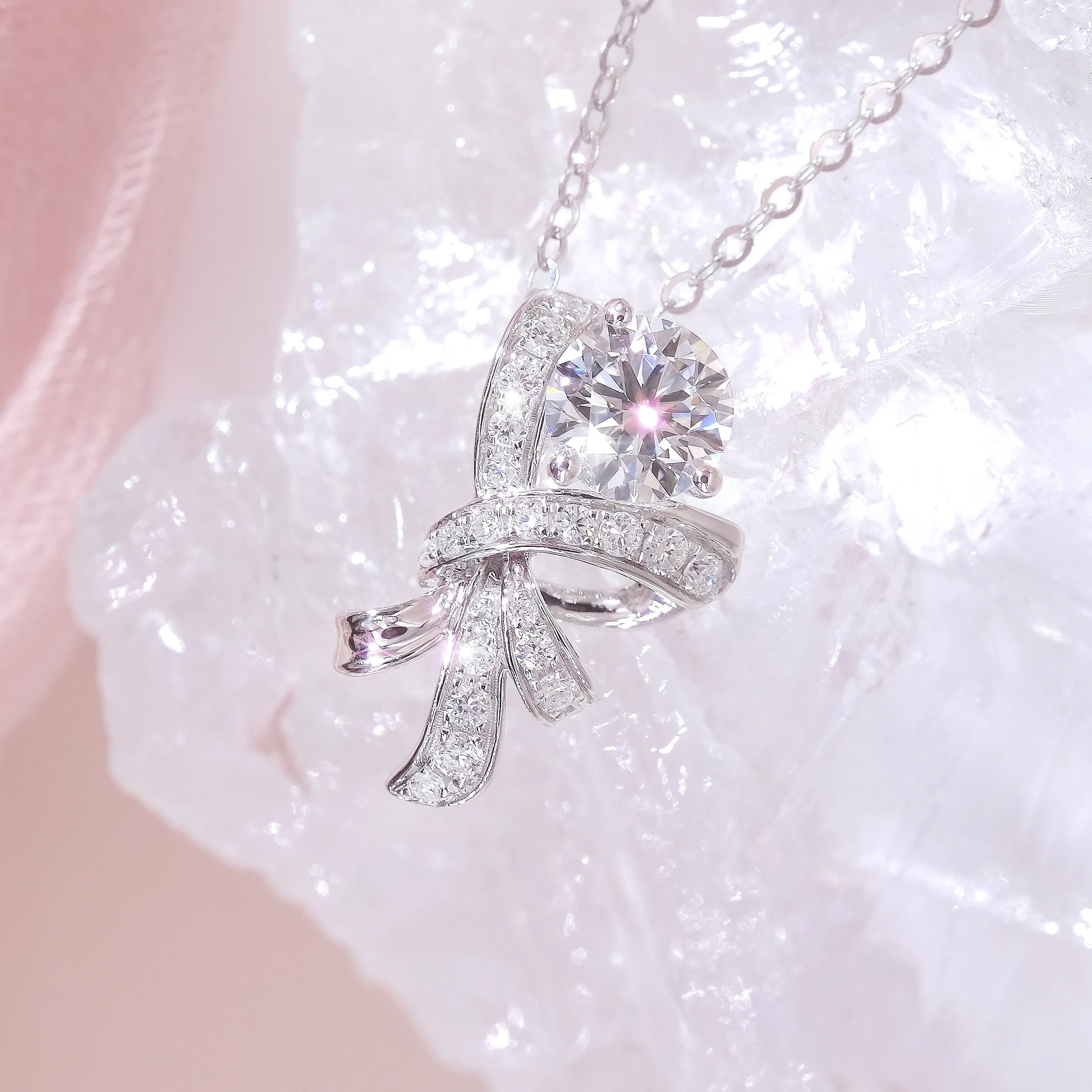 浪漫花束 0.5ct 培育鑽石吊墜，搭配 0.15ct 副鑽圍鑲，附 IGI 證書，典雅 18K 金材質。