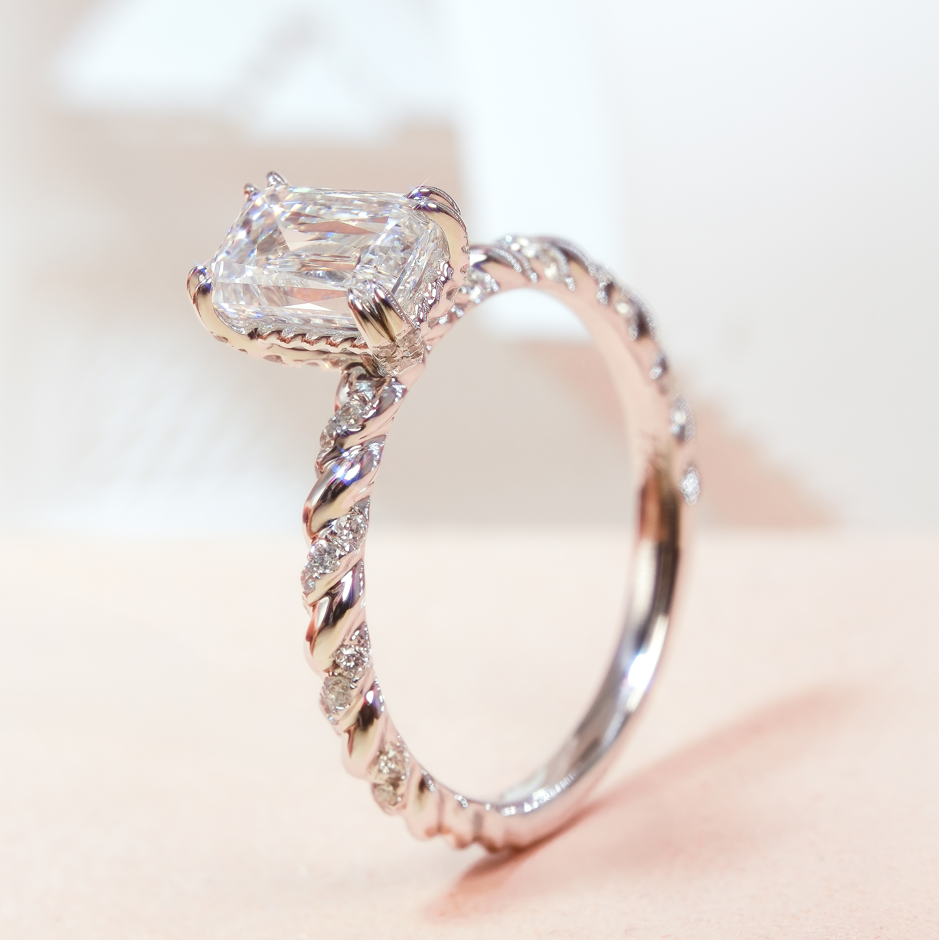 1.52克拉 D VVS2 雷地恩形培育鑽石戒指，18K 白金密鑲碎鑽指環細節，附 IGI 國際證書。