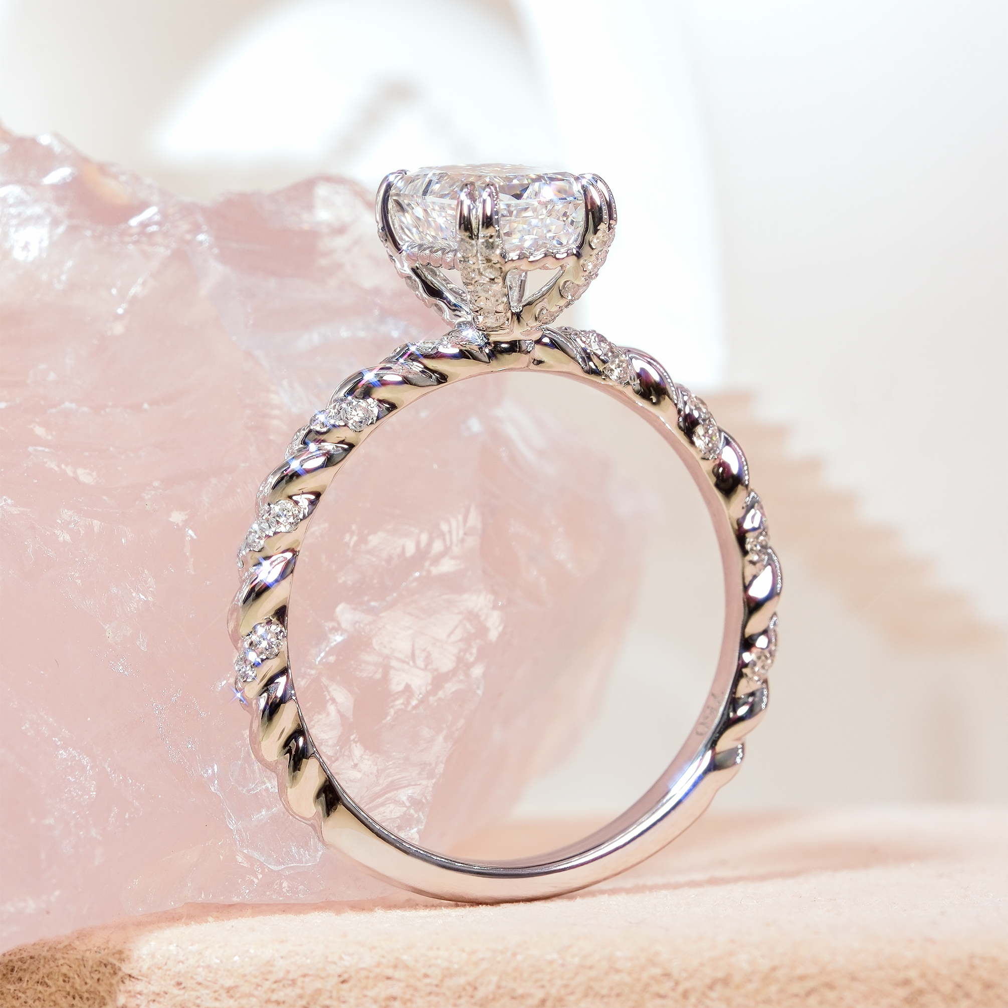 1.52克拉 D VVS2 雷地恩形培育鑽石戒指，18K 白金密鑲碎鑽指環細節，附 IGI 國際證書。