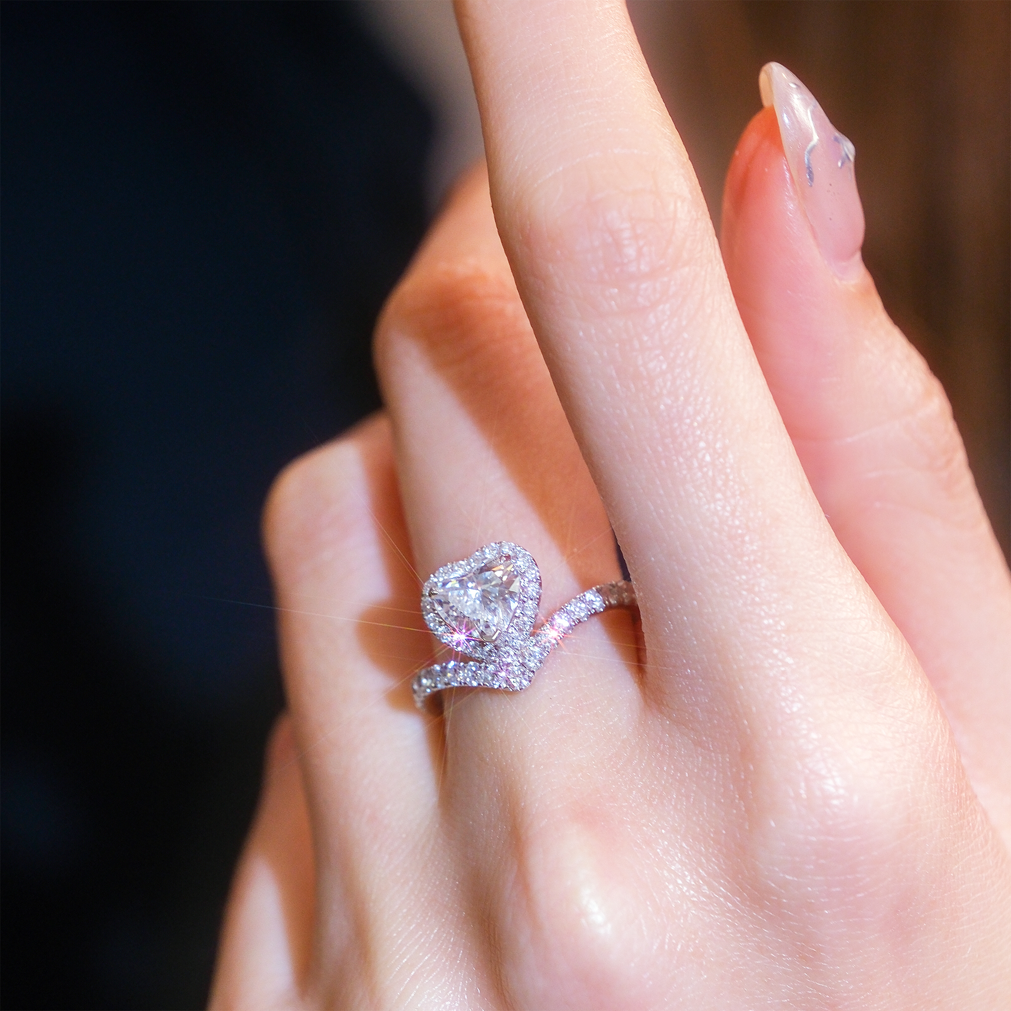 18K白金心形培育鑽石戒指-上手圖