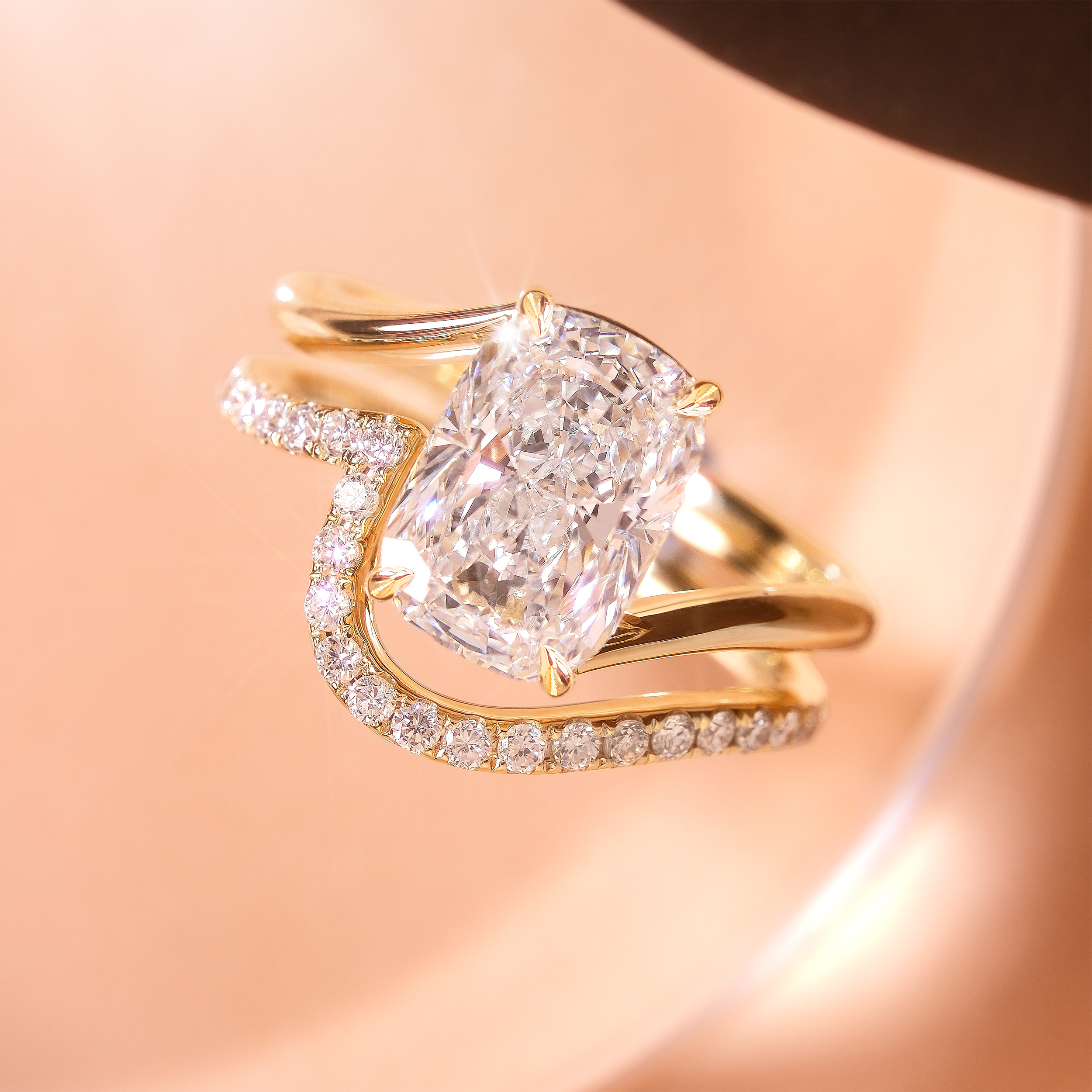 DIABOND 3.03ct D/VVS2 枕形培育鑽石 18K 黃金套裝婚戒俯視展示。清晰欣賞枕形主鑽的飽滿輪廓與 VVS2 極高淨度的純淨火彩，以及弧形排鑽配戒的圓形碎鑽以優雅曲線將主鑽完美環抱托起。