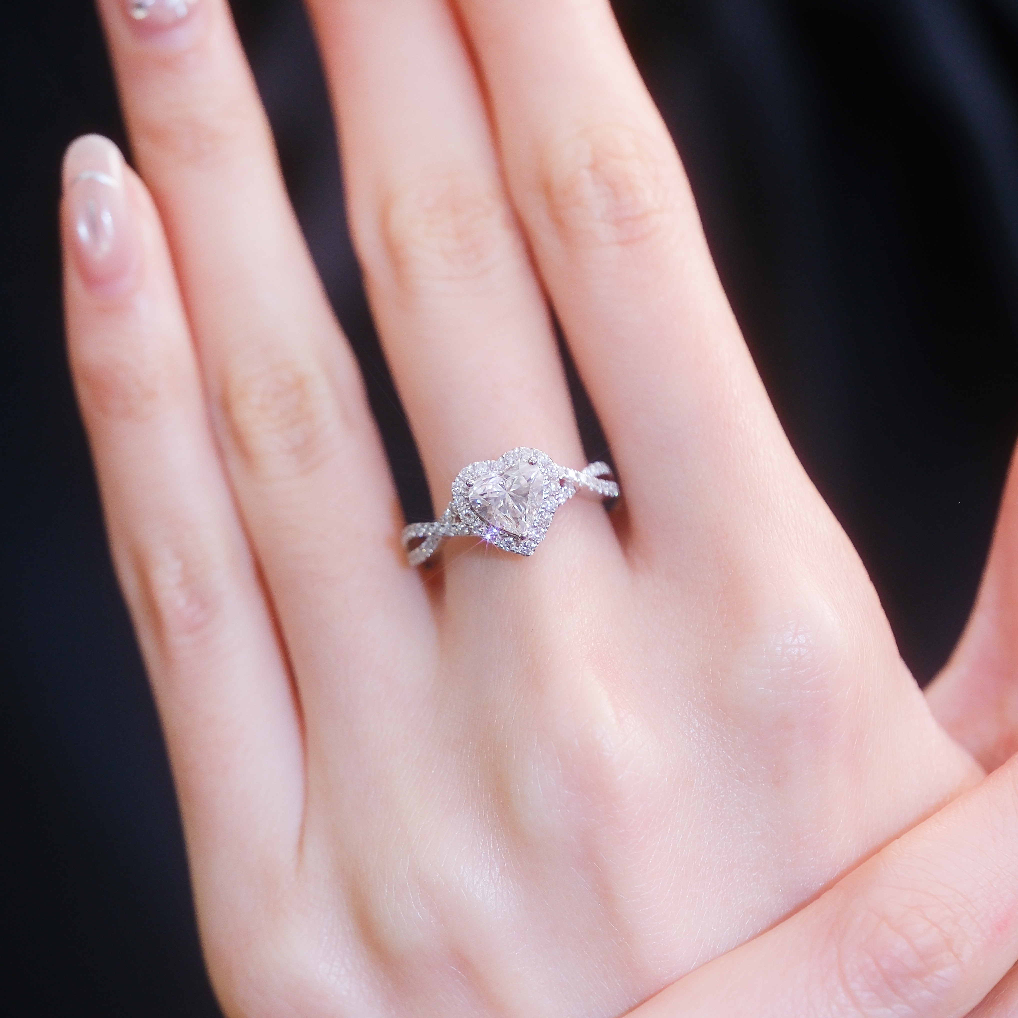 1.05ct D VVS2 心形鑽石戒指上手佩戴效果圖，展示圍鑽設計