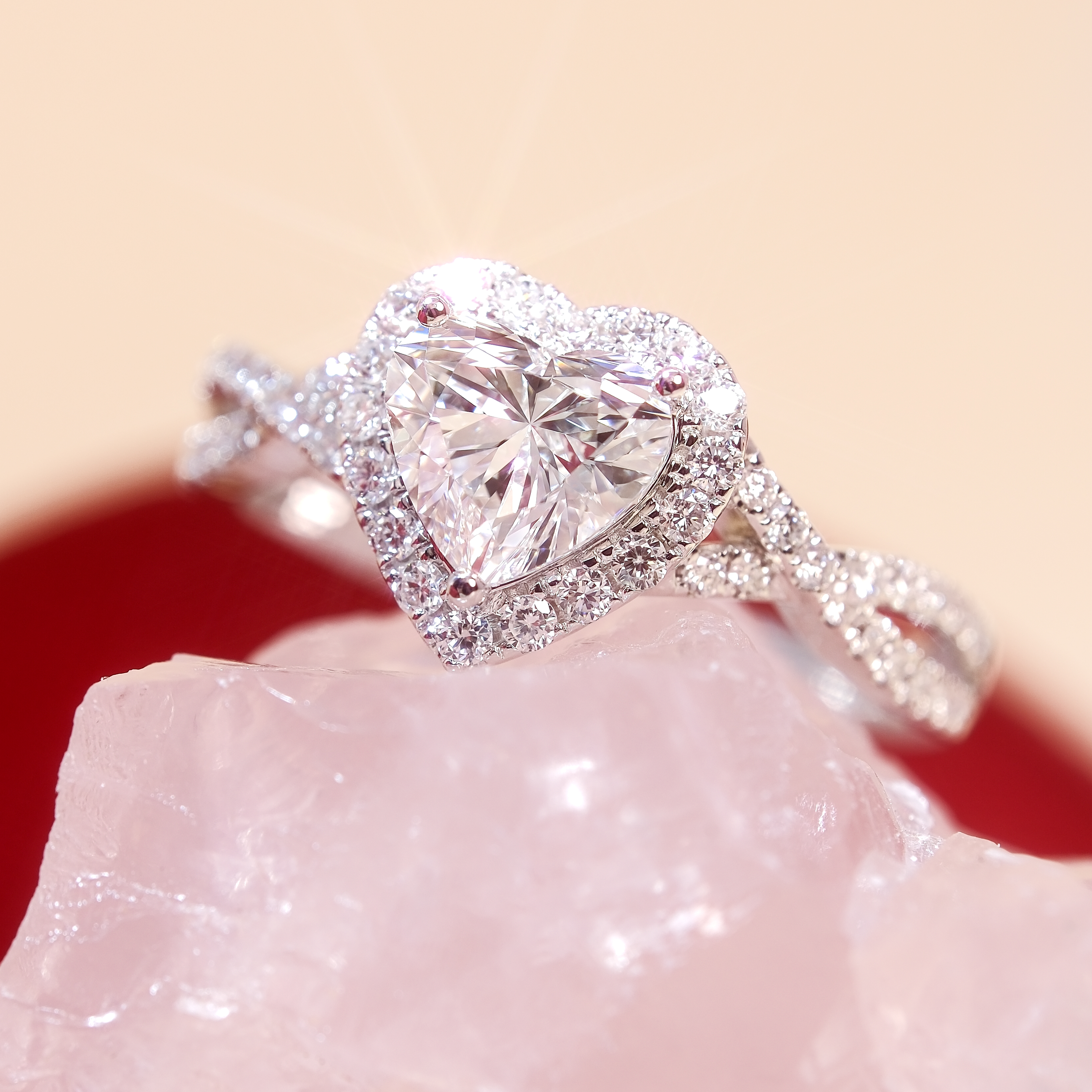 1.05ct 心形鑽戒細節：奢華 Halo 圍鑽與無限交織碎鑽戒髀