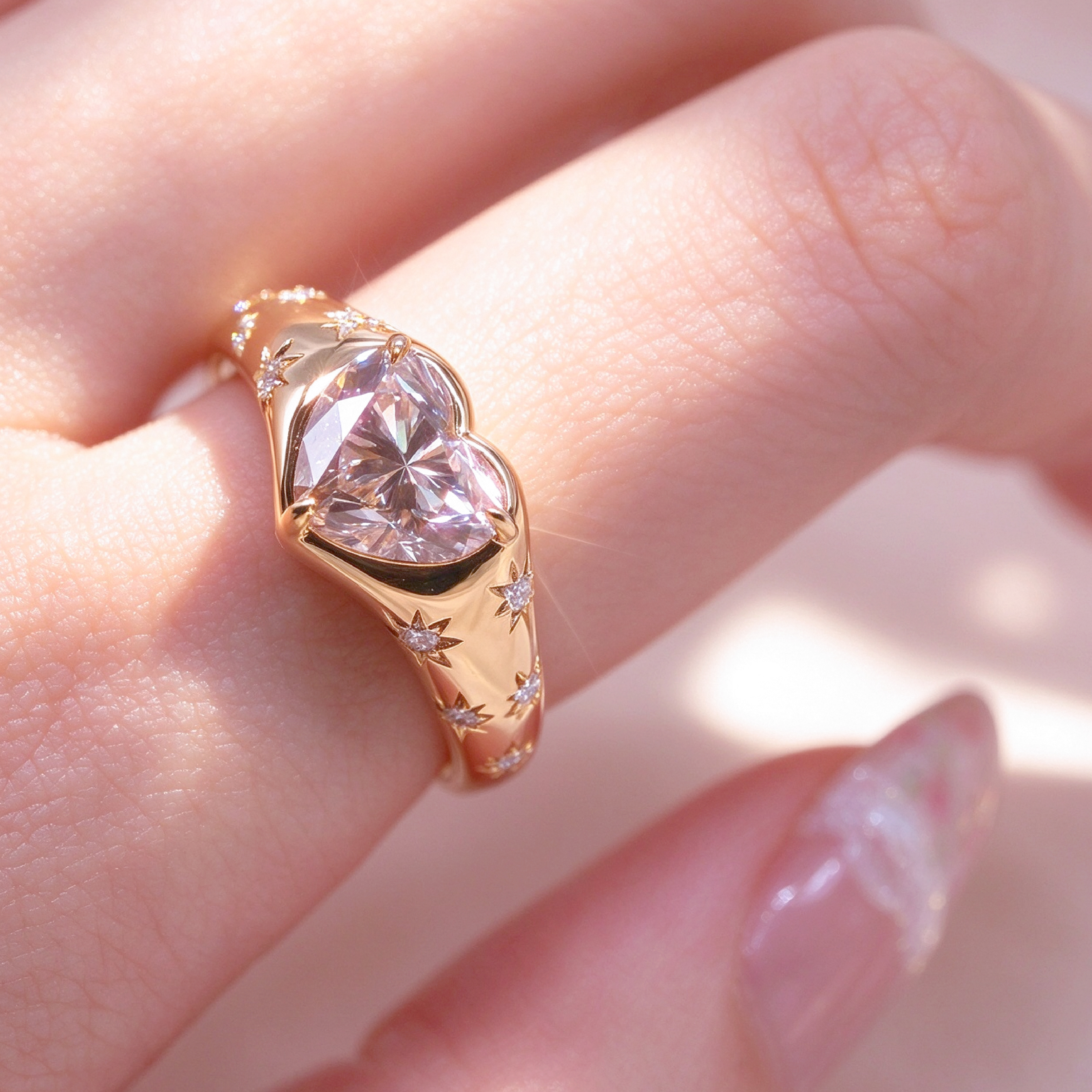 2.00ct Fancy Intense Pink 心形培育粉鑽 18K 黃金星芒雕花寬版戒指 (附IGI證書)