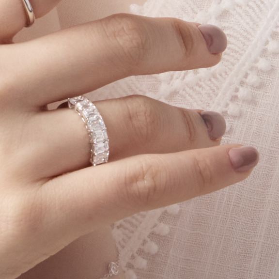 七粒祖母綠形培育鑽石戒指  (共1.6卡）