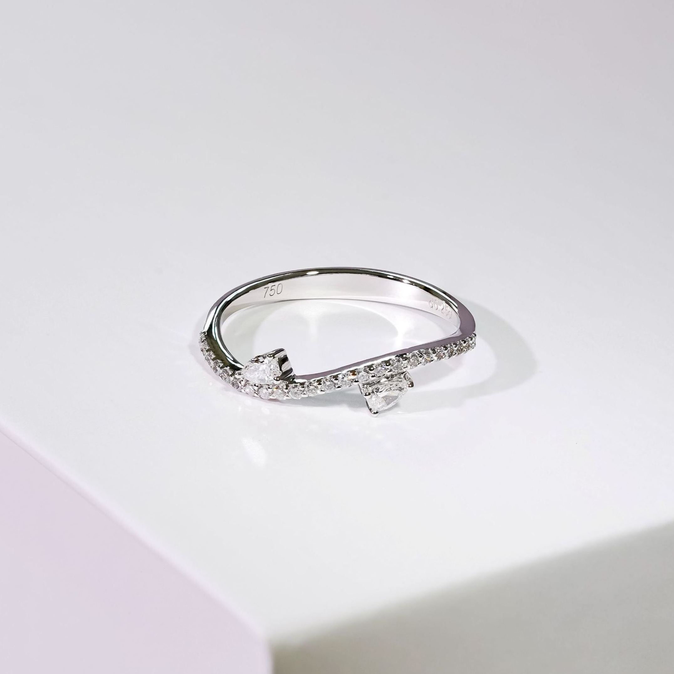 精緻雙梨形培育鑽石戒指