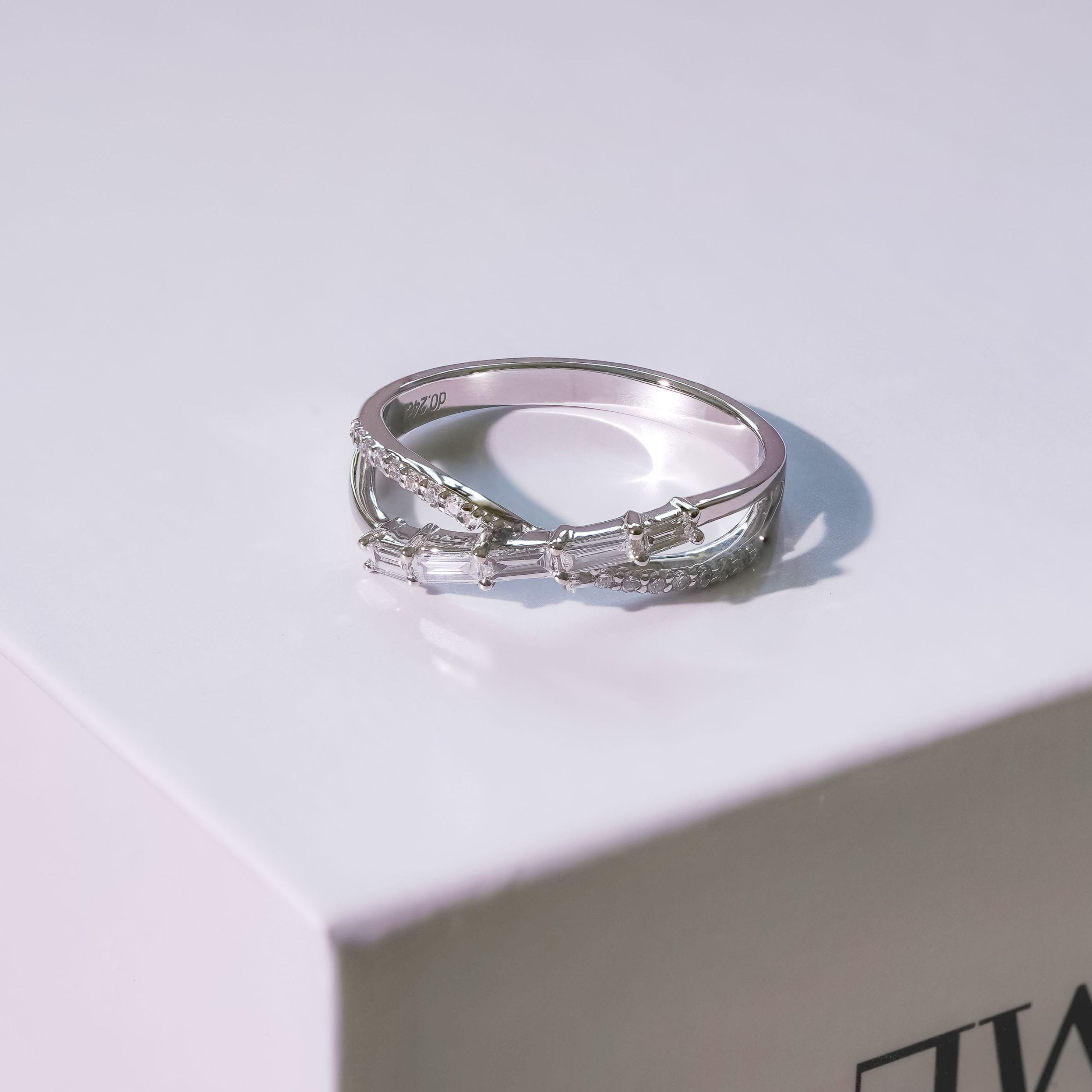 永恆閃亮培育鑽石戒指