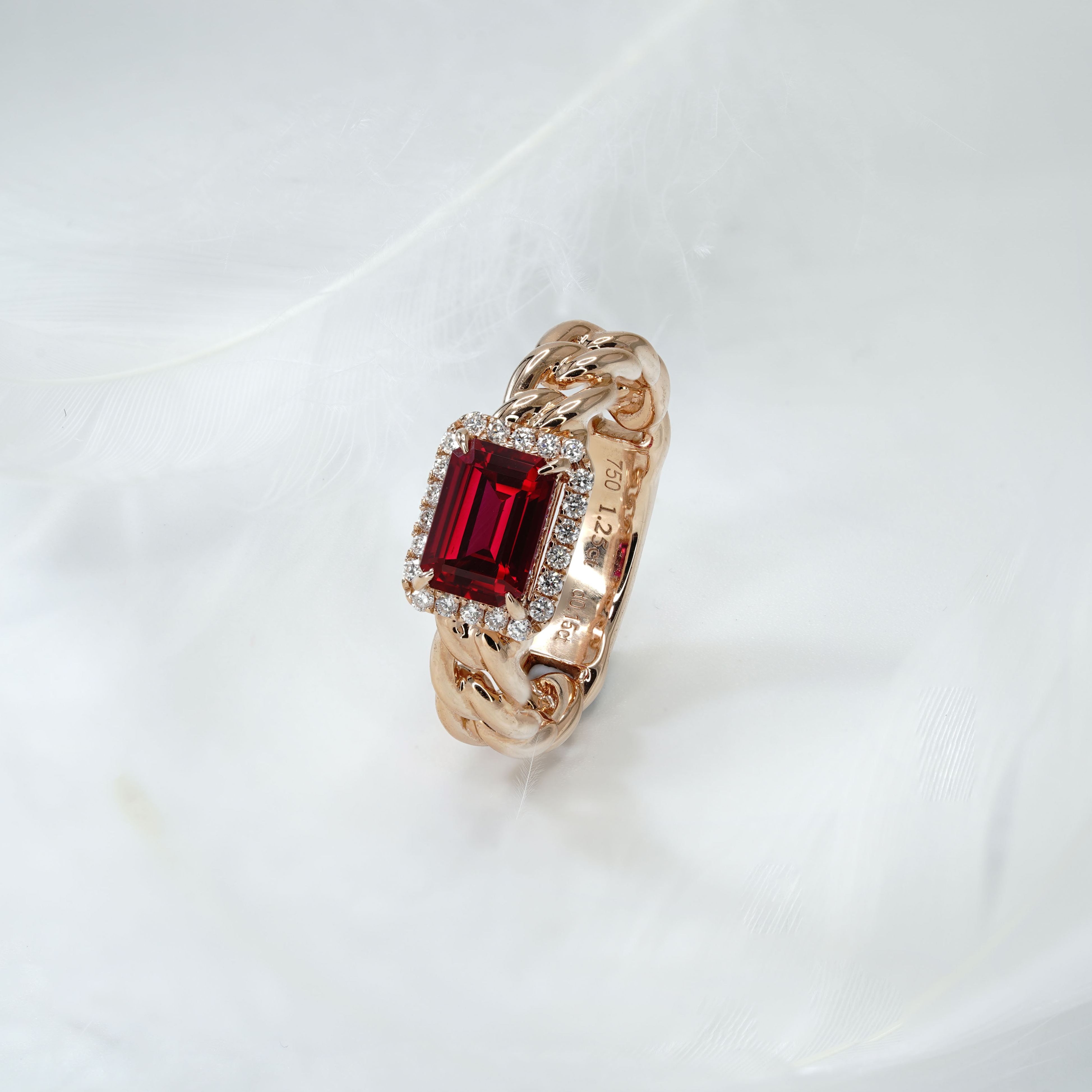 圍鑽祖母綠形培育寶石古巴戒指 (粗身款）