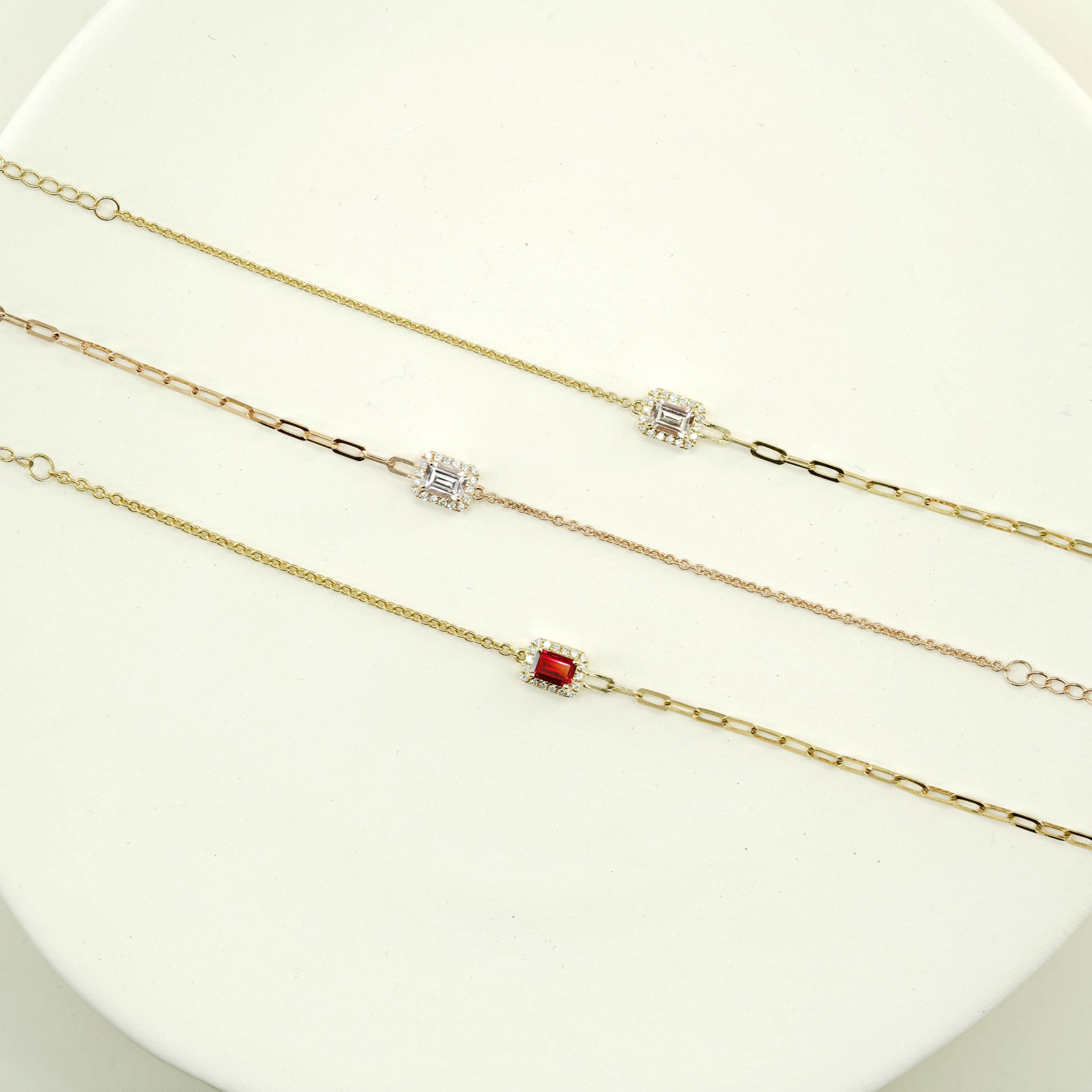 圍鑽祖母綠形培育寶石萬字夾手鏈