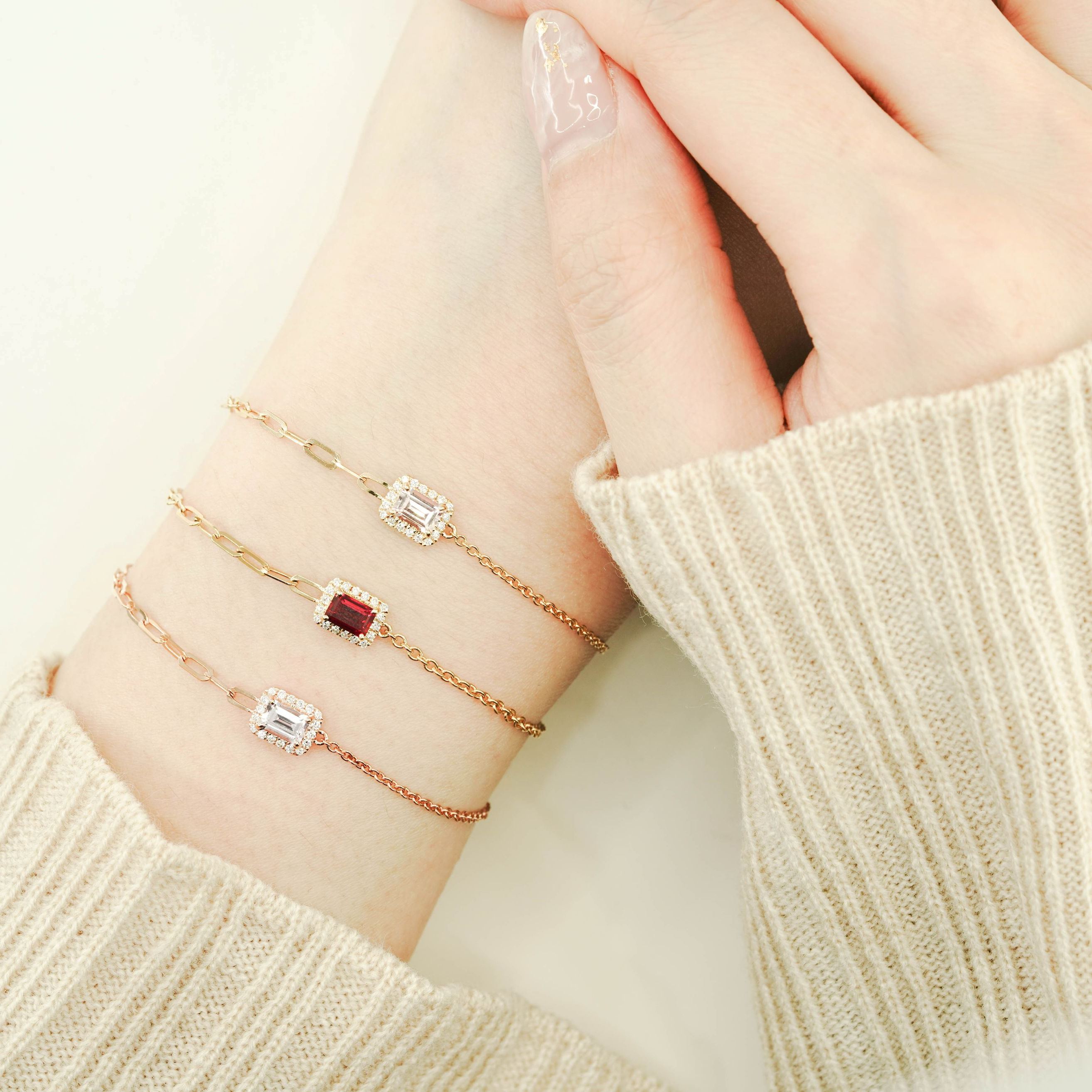 圍鑽祖母綠形培育寶石萬字夾手鏈