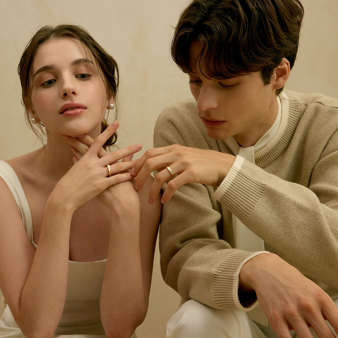 模特兒佩戴 GONGBANG.301 韓系光影對戒，展現簡約而閃耀的時尚感，適合日常佩戴的結婚戒指。