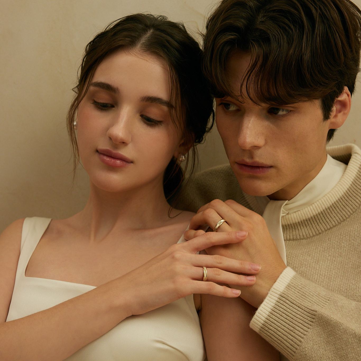 模特兒佩戴 GONGBANG.301 韓系光影對戒，展現簡約而閃耀的時尚感，適合日常佩戴的結婚戒指。