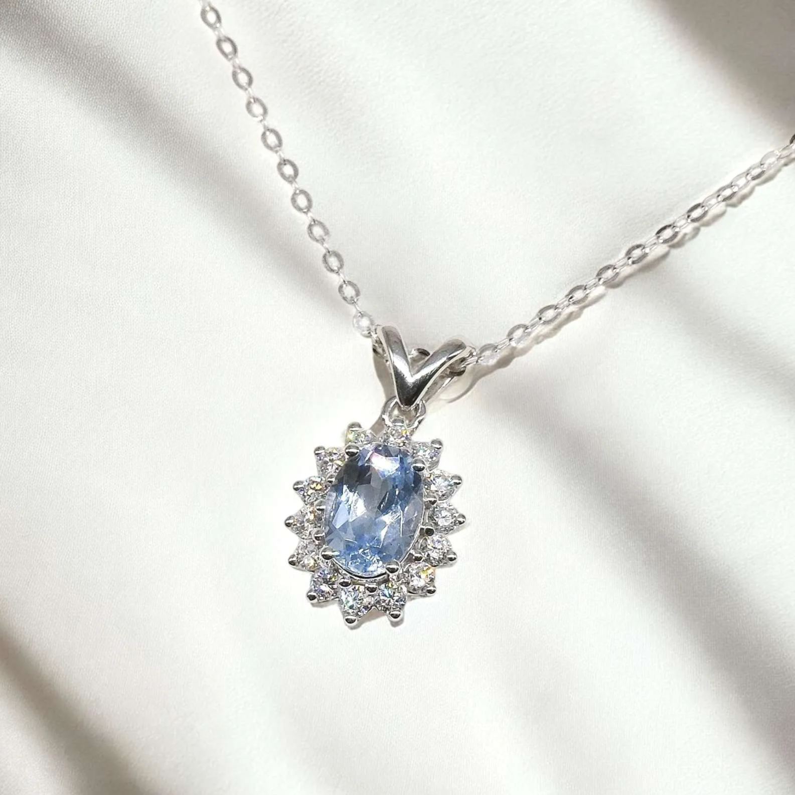 清雅光環培育寶石吊墜連18K頸鏈