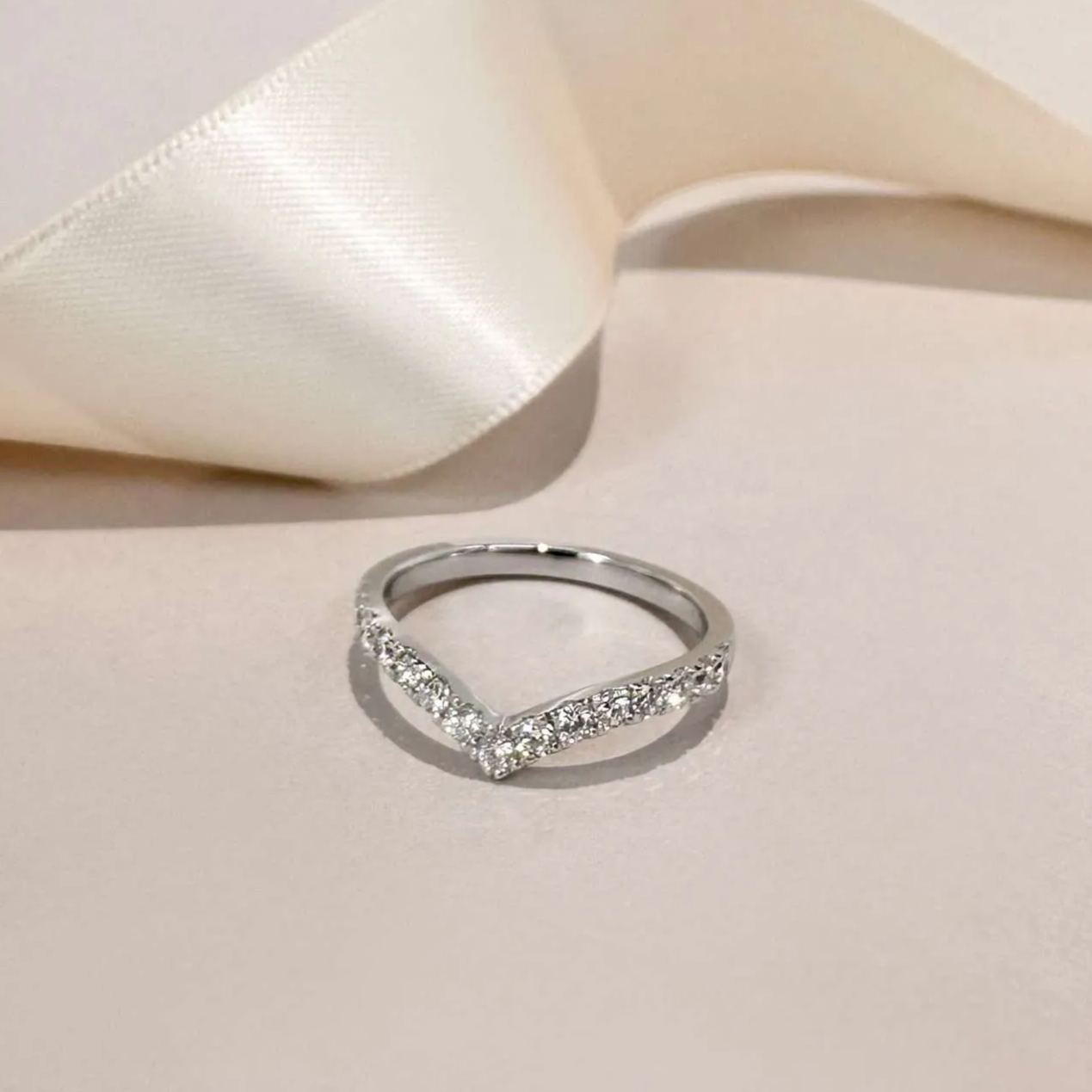 奢華培育鑽石V形戒指