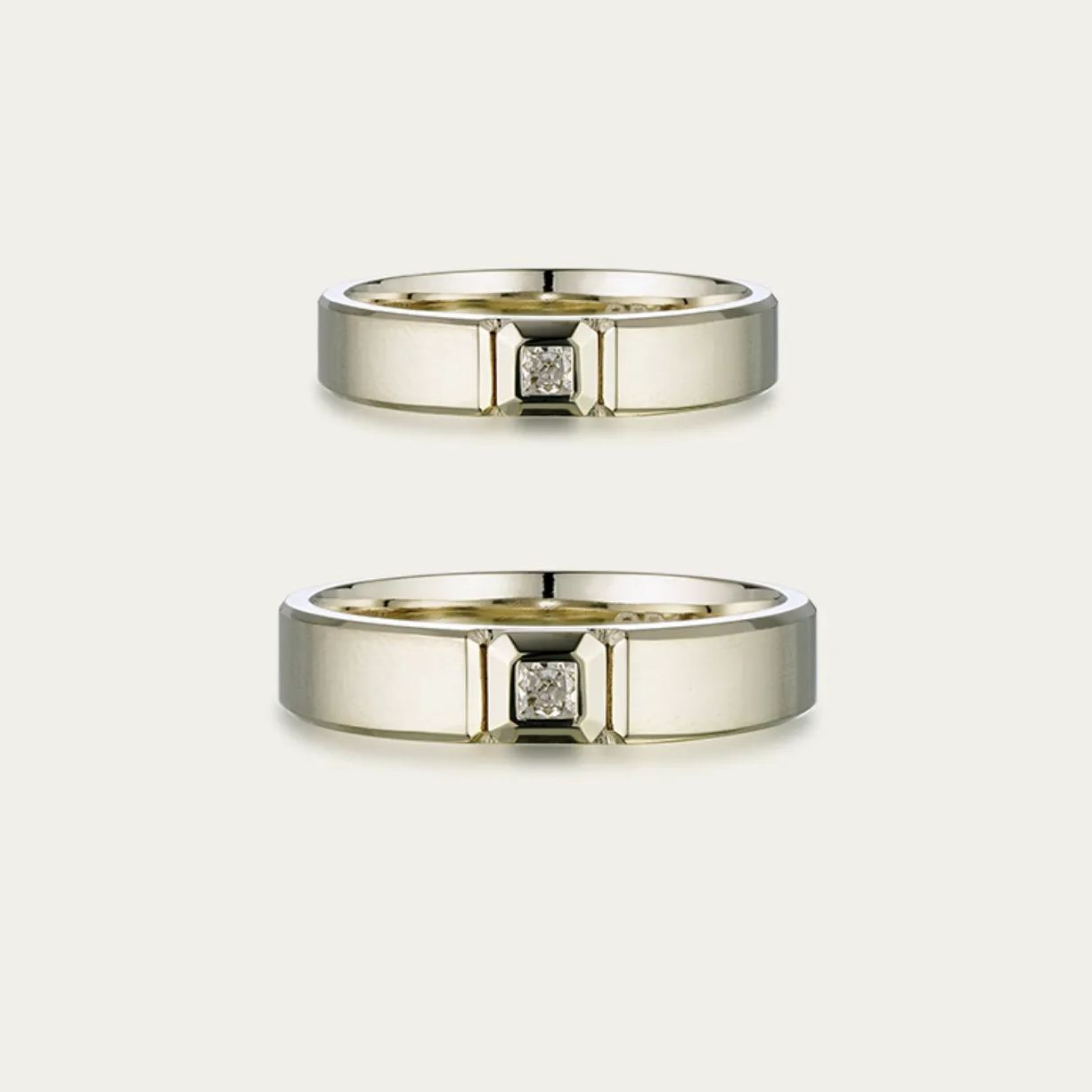 DIABOND 天然白金色幾何天然鑽石結婚對戒平放展示。戒指採用寬版厚實設計，正中央以立體的方形金屬邊框 (Square Setting) 鑲嵌鑽石。上方女戒寬 3.46mm，下方男戒寬 4.62mm，整體呈現俐落的現代建築風格。