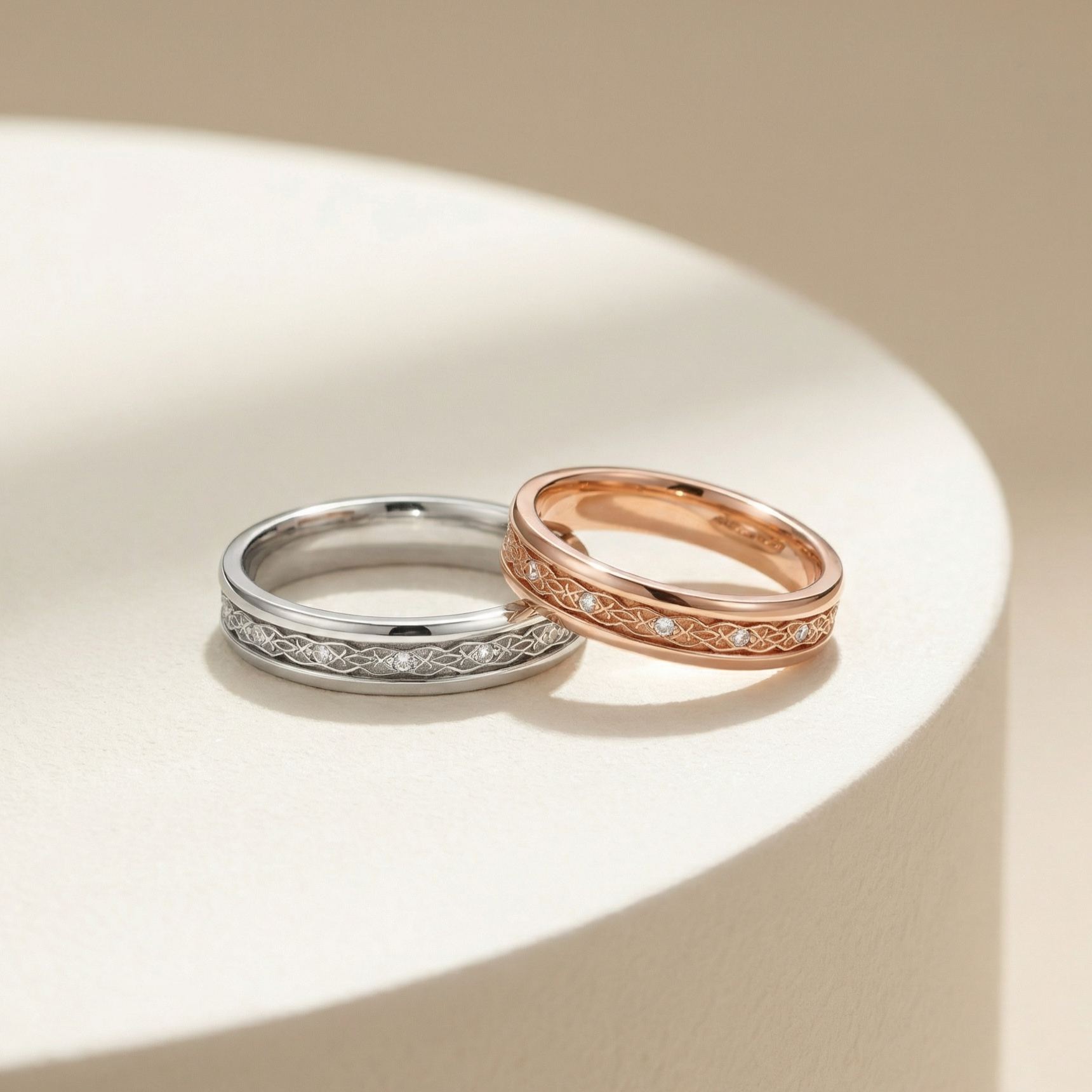 一對青瓦交織主題天然鑽石結婚對戒近拍。左側為銀白色男戒，右側為玫瑰金色女戒。戒身呈現細膩的鏤空金屬編織工藝，猶如繩結般連綿不斷，並在交織點鑲嵌閃爍鑽石，風格復古優雅。