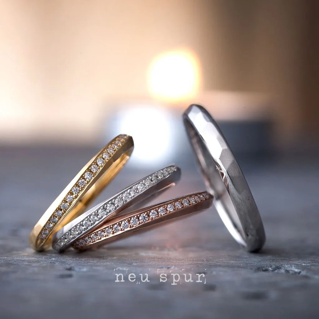 日本 neu spur Flugel 系列結婚戒指，手工啞面鎚紋設計，展現如翅膀羽毛般的細膩紋理，日系優雅手工對戒。