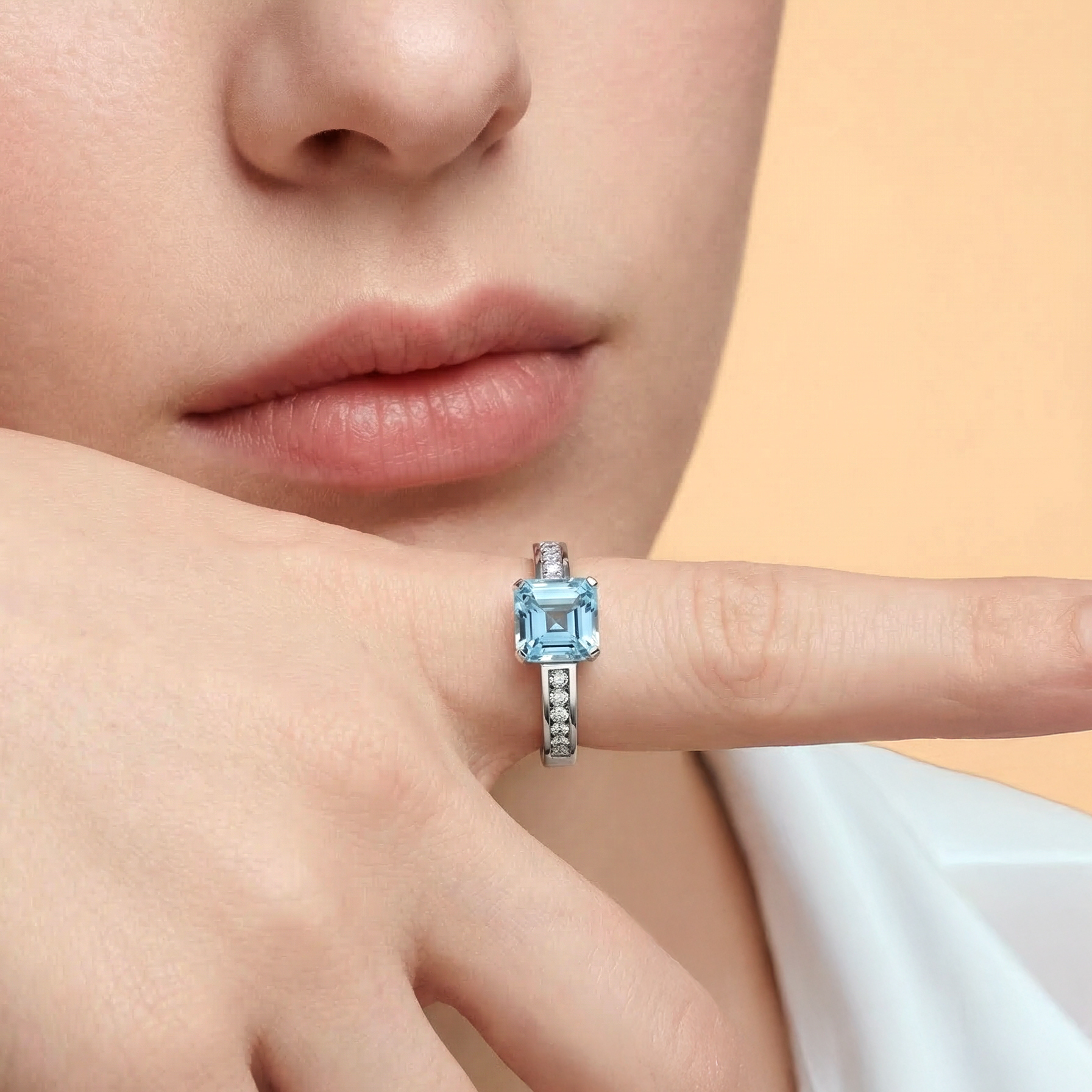 模特兒佩戴 2.01 克拉阿斯切形培育藍鑽戒指的實穿展示。2 克拉的正方形主石在指間極具份量感，迷人的冰藍色調與亞洲人的膚色完美映襯。簡約俐落的復古幾何線條，散發出獨特、自信且極具藝術品味的現代老錢風 (Old Money) 氣質