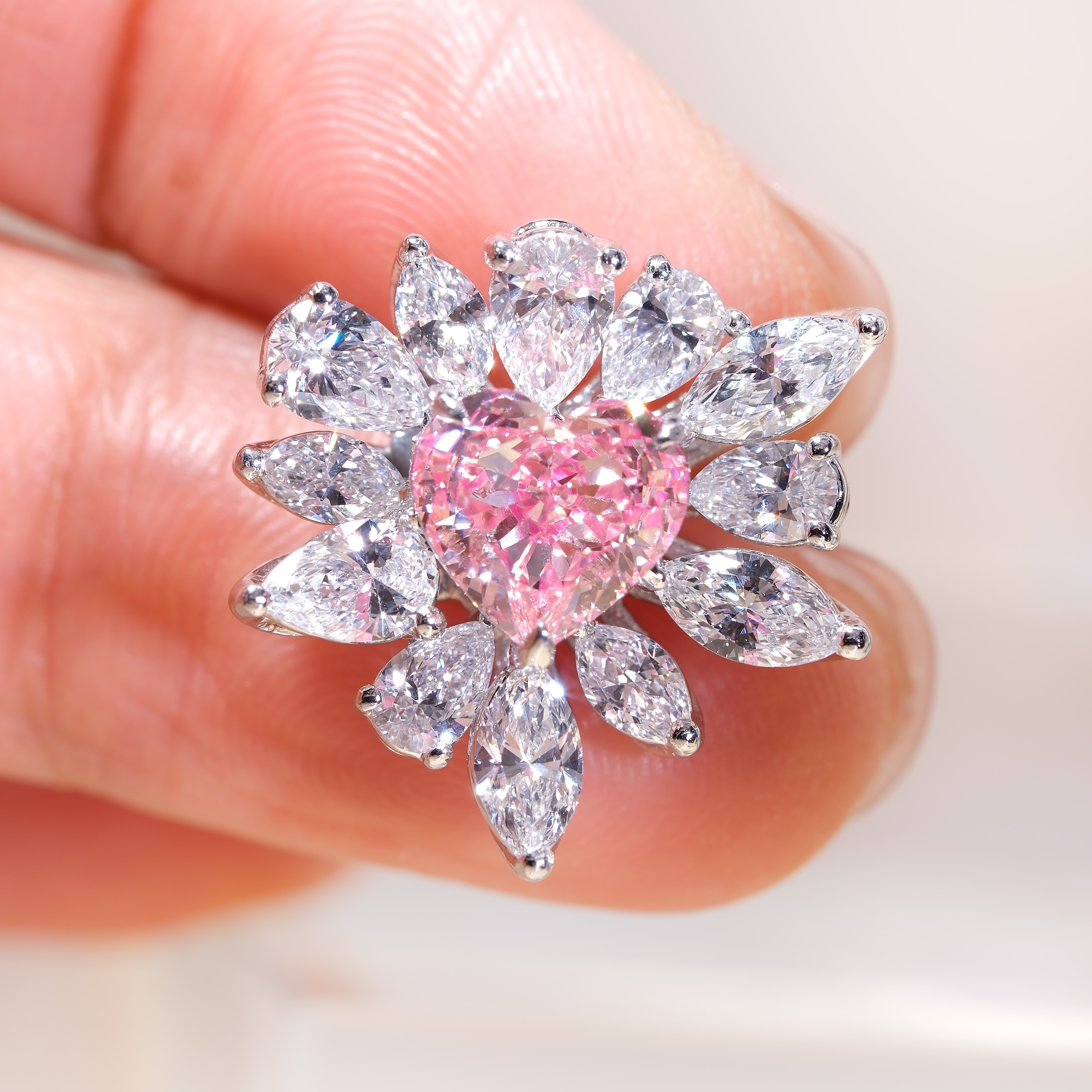 VS1淨度心形粉鑽特寫 - 馬眼形配鑽圍鑲細節