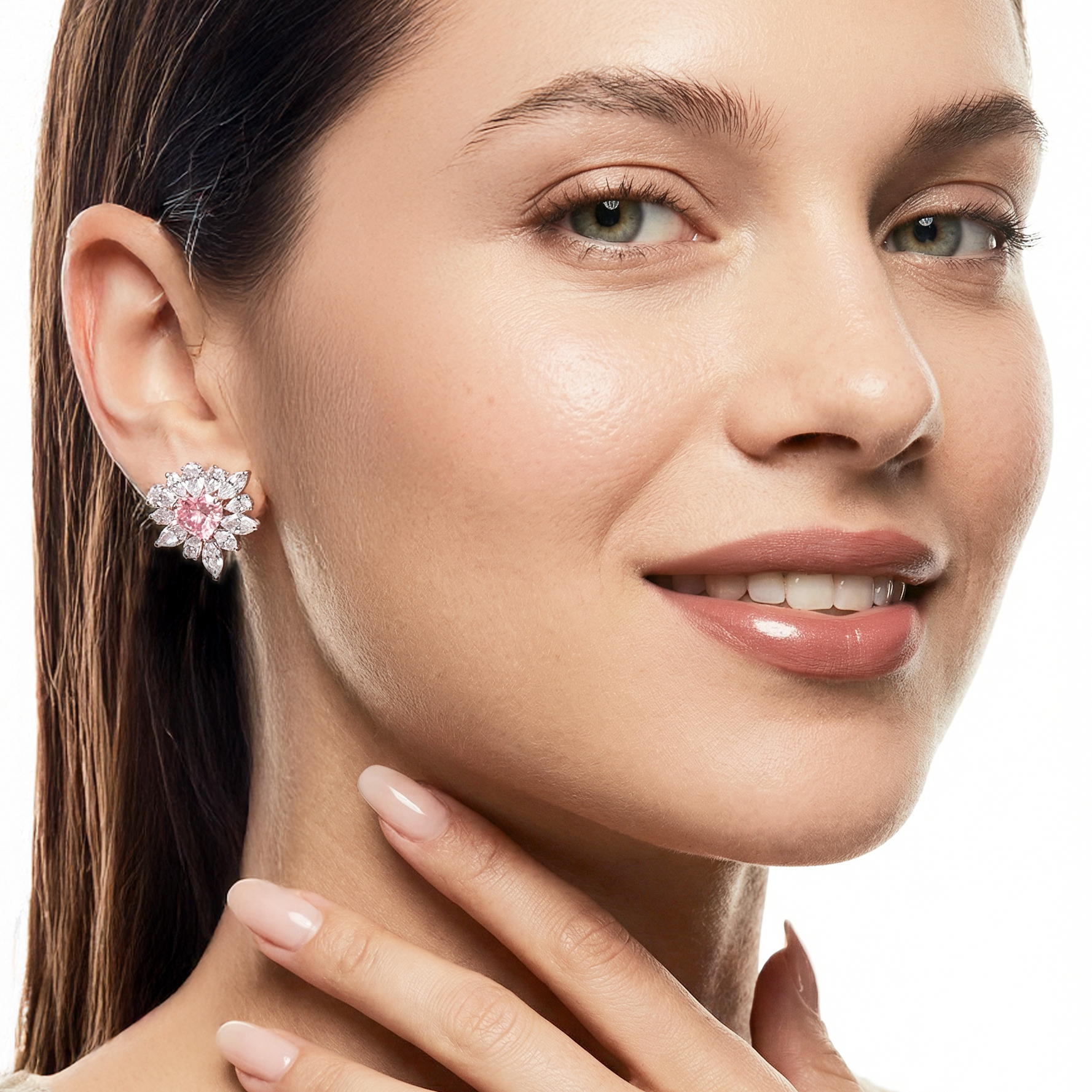 模特演繹粉鑽太陽花耳環 - 展現豪門氣場與尺寸