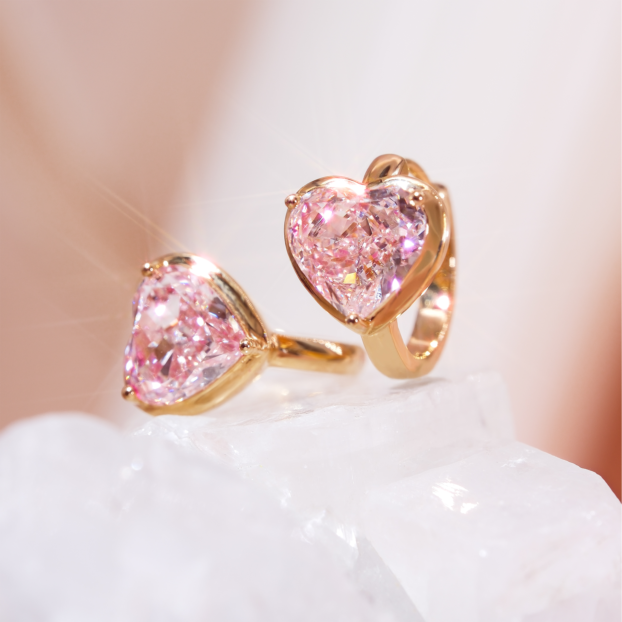 18K黃金心形培育粉鑽耳環，1.77ct及1.78ct高品質粉鑽，專人嚴選色澤火彩，尖沙咀美麗華門市現貨。