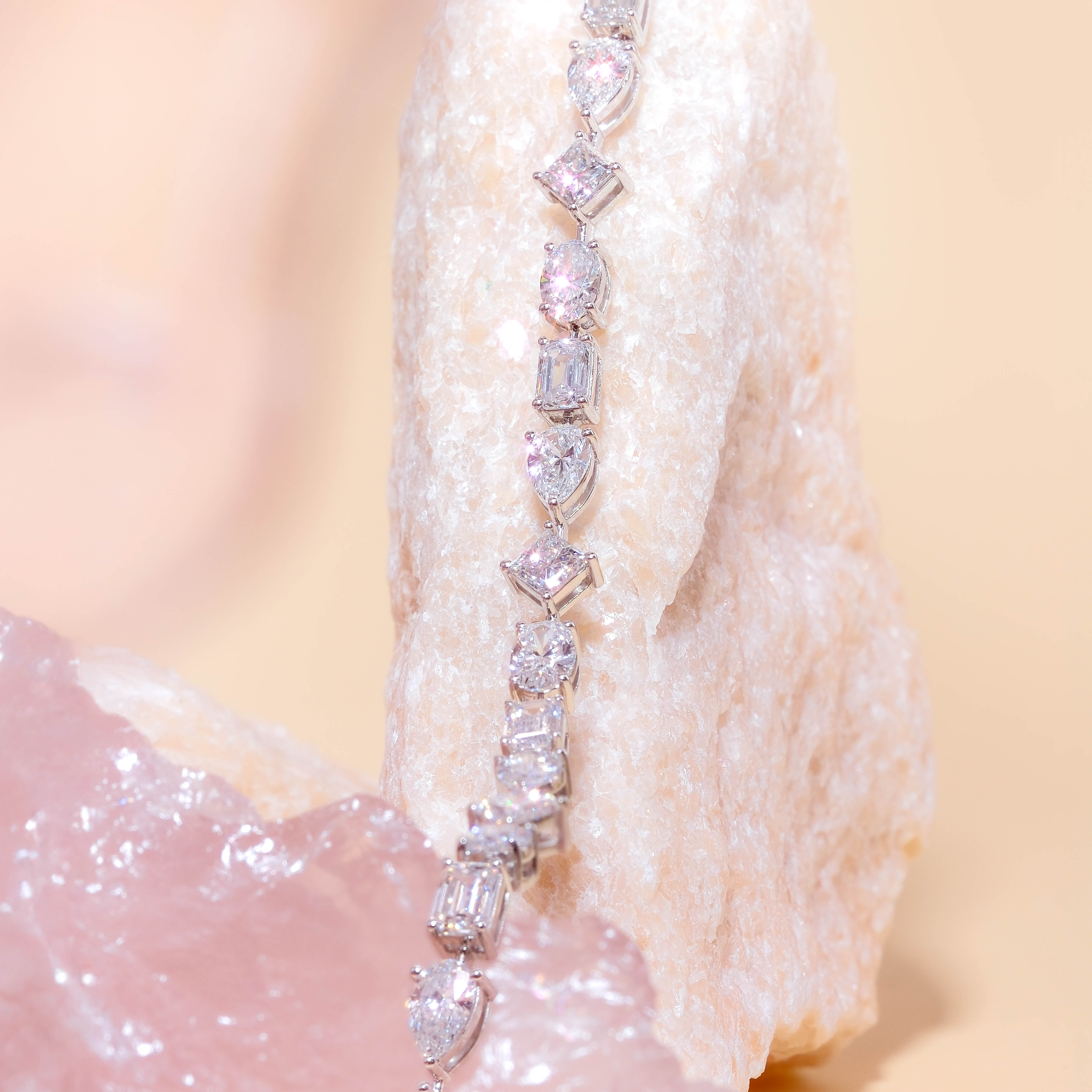 7.352克拉花式形狀培育鑽石網球手鏈，包含橢圓形、梨形、方形等切工，PT950 鉑金材質，長度 16cm。