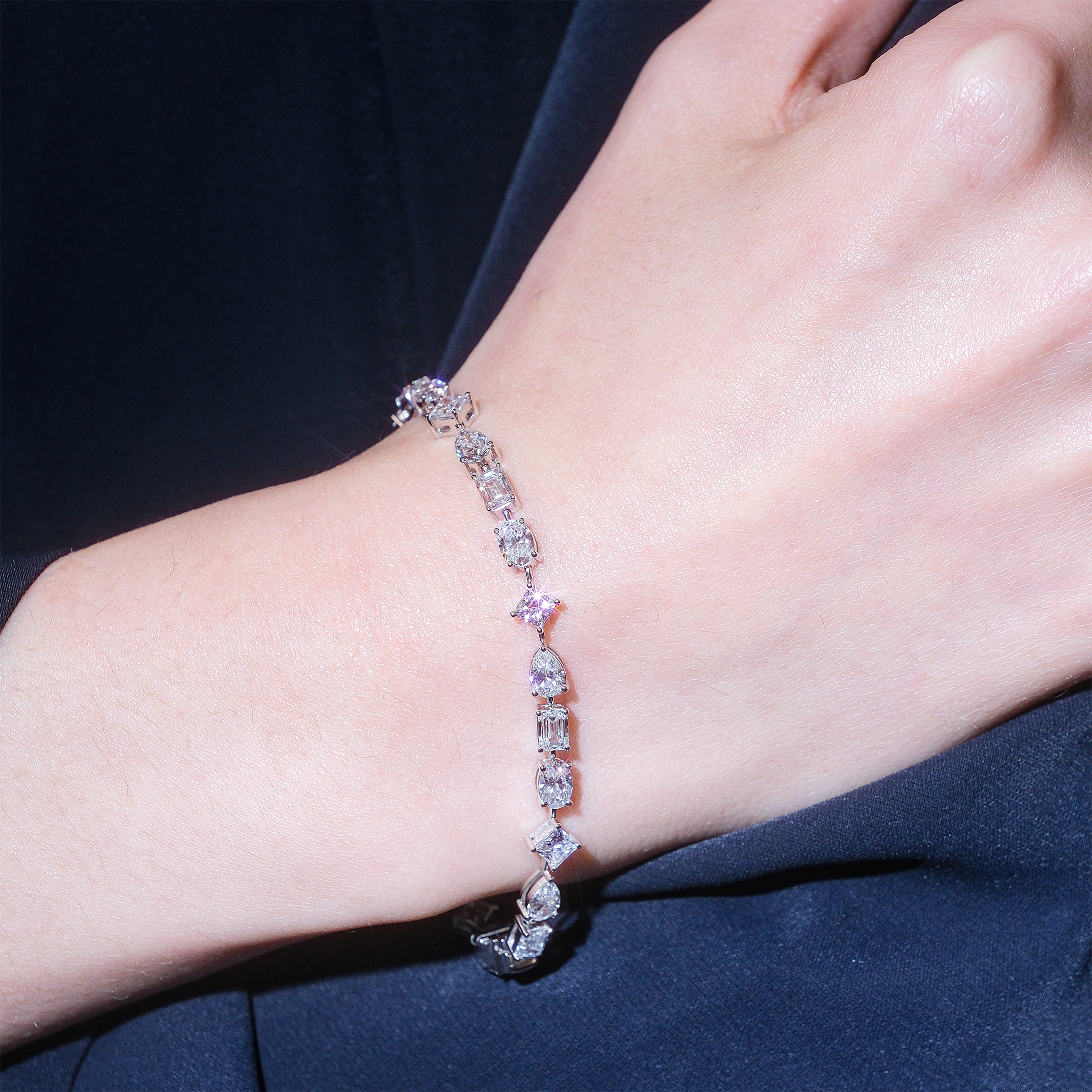 7.352克拉花式形狀培育鑽石網球手鏈，包含橢圓形、梨形、方形等切工，PT950 鉑金材質，長度 16cm。