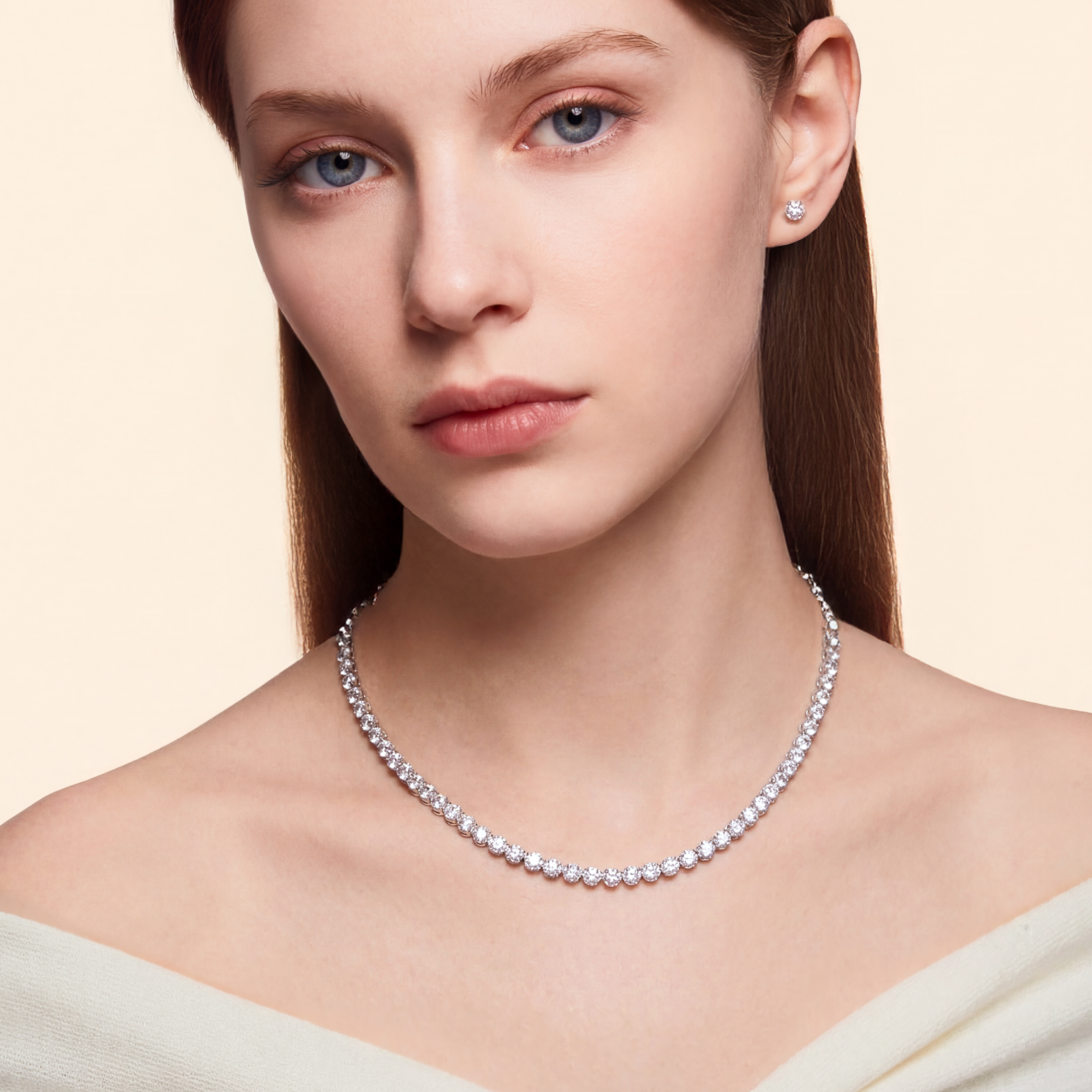 模特兒佩戴 20.66 克拉 PT750 鉑金培育鑽石網球頸鏈的實穿展示。42cm 的長度完美貼合亞洲女性的鎖骨線條。每顆重約 0.2 克拉的圓形明亮式切割鑽石緊密相連，在模特兒的頸間形成一道無間斷的璀璨光環，展現極致的奢華與優雅氣場。


