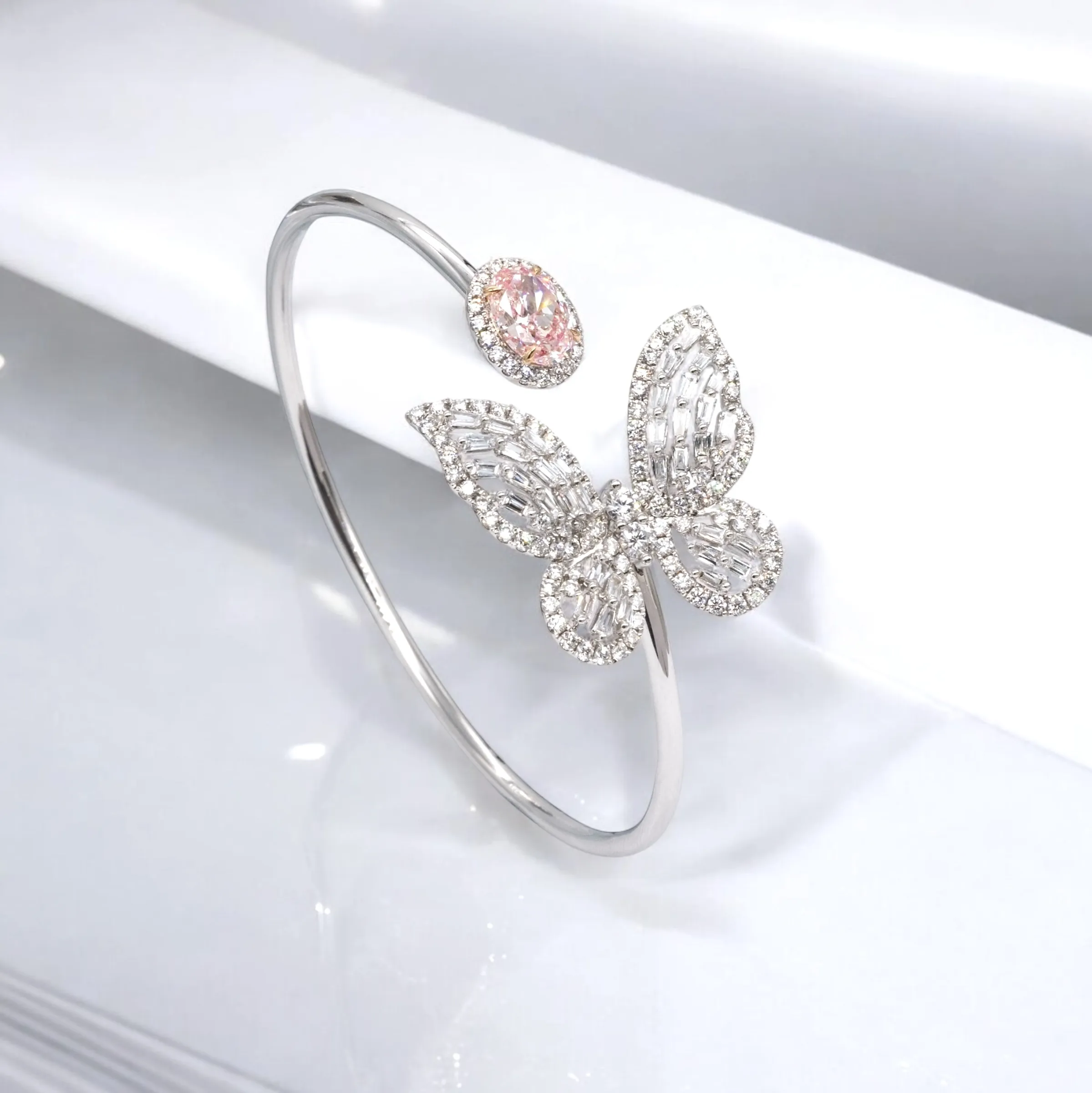 1.97卡橢圓形粉紅培育鑽石蝴蝶手鐲，18K白金鐲身搭配 IGI 證書粉紅主鑽，高端奢華珠寶。