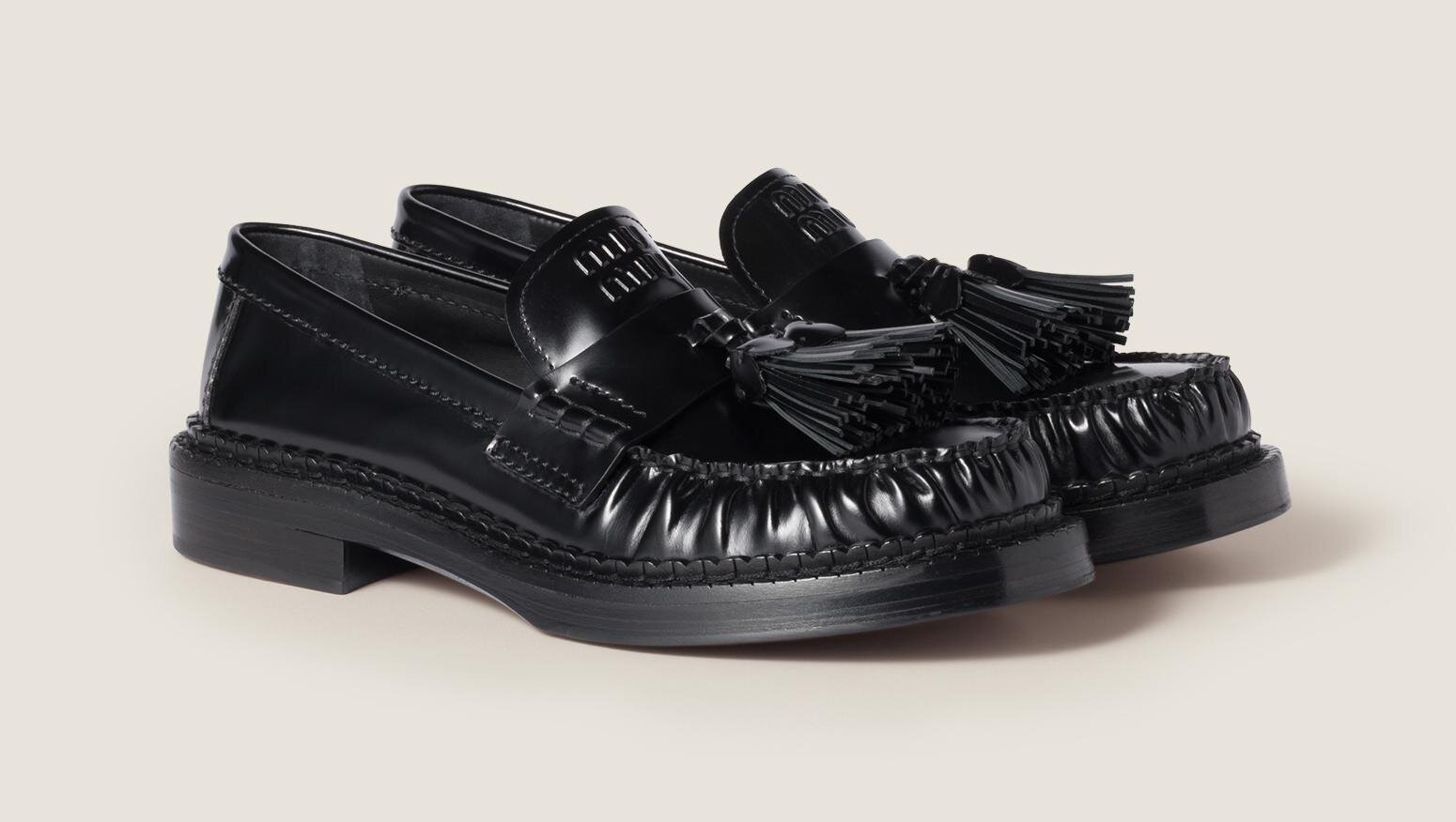 ミュウミュウ“ロゴ入り”タッセルローファー、光沢レザーアッパー