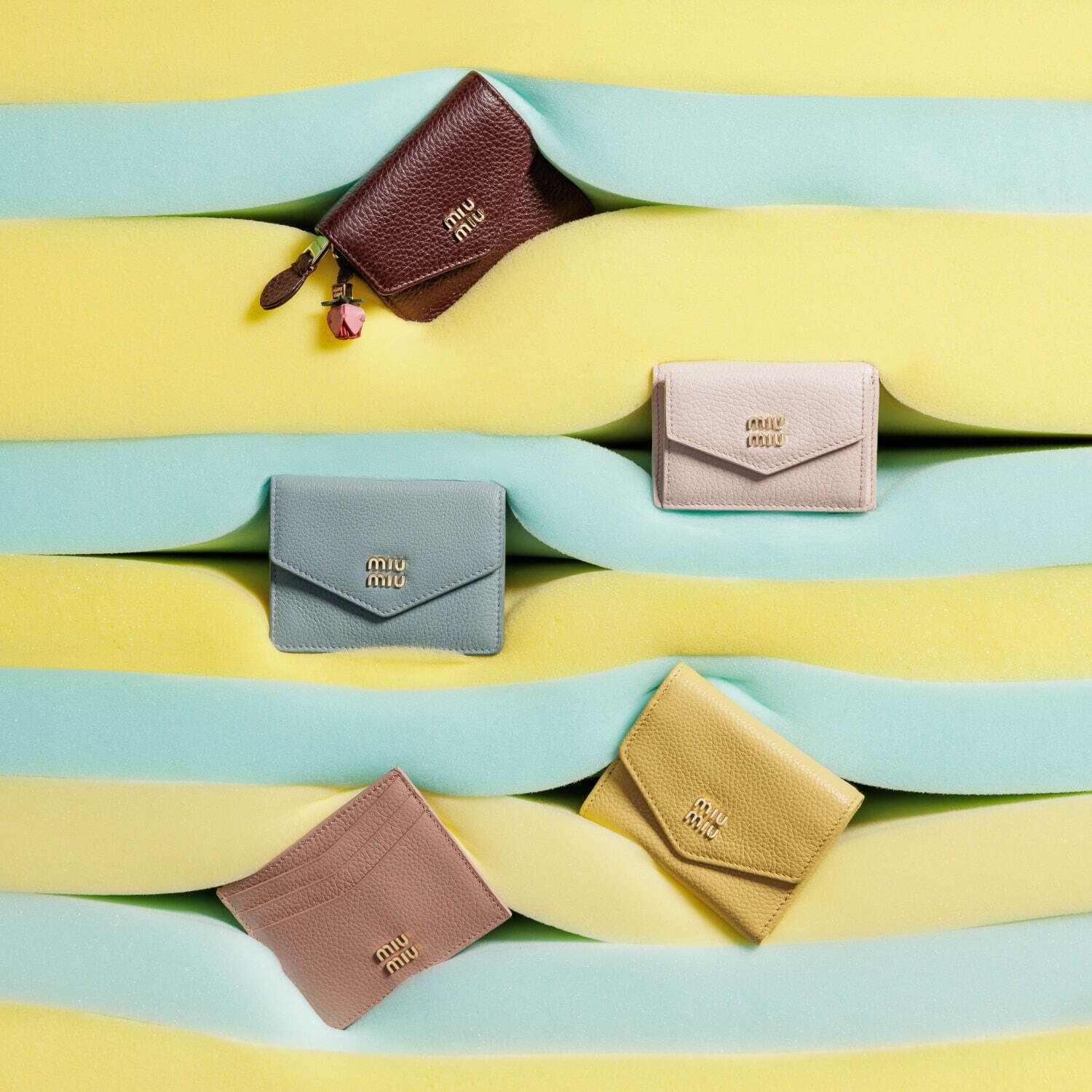 ミュウミュウ　レザーヘアピン　クリーム色　超美品 TWICE サナさん着用♥【MiuMiu】ロゴ入り ヘアクリップ (MiuMiu/ヘア