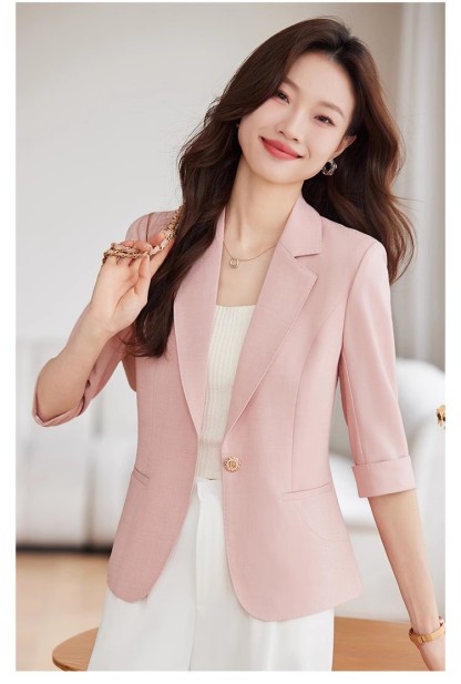 夏の薄手ピンク七分袖ミニブレザー女2025新型カジュアルショート丈小柄中袖ブレザー