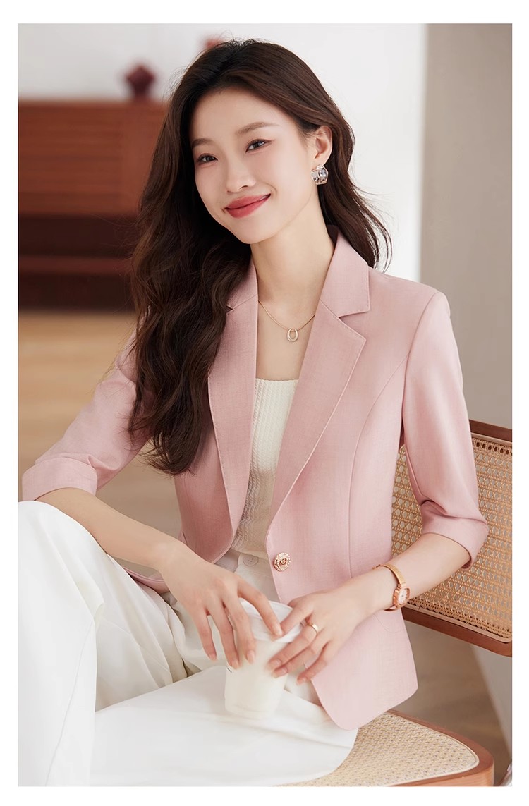夏の薄手ピンク七分袖ミニブレザー女2025新型カジュアルショート丈小柄中袖ブレザー