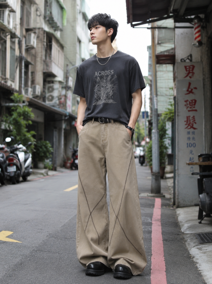 HT 痞帥風美式彎刀休閒工裝褲「木間」 水洗棉 寬鬆挺闊（不含配飾）