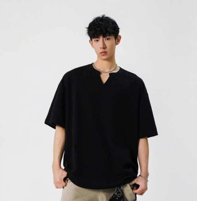 美式小V領 肌理感素面TEE 正肩版型 寬鬆垂順不褶皺