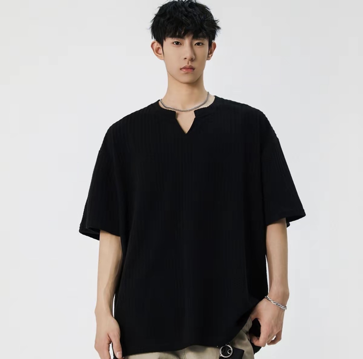 美式小V領 肌理感素面TEE 正肩版型 寬鬆垂順不褶皺