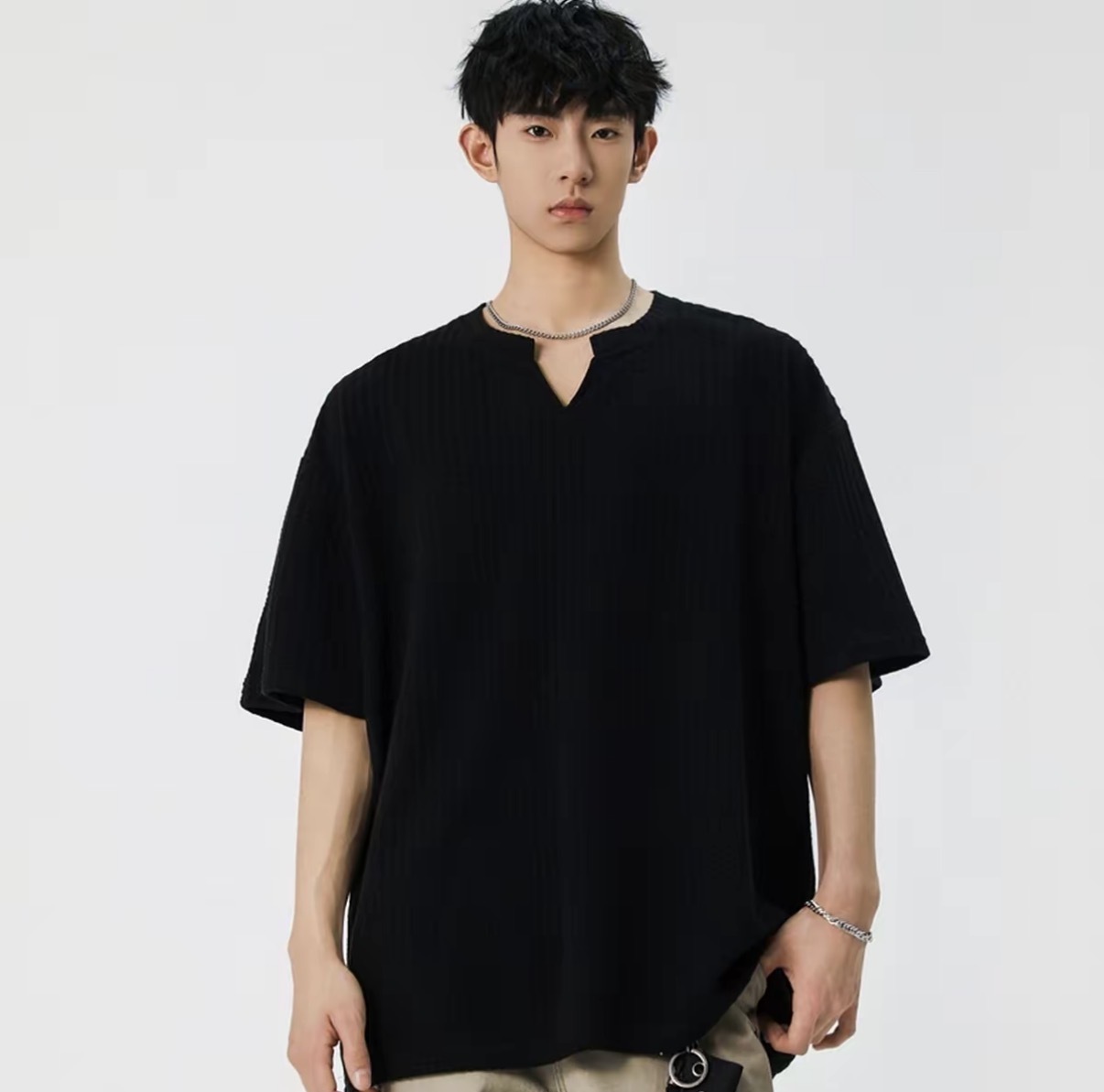 美式小V領 肌理感素面TEE 正肩版型 寬鬆垂順不褶皺