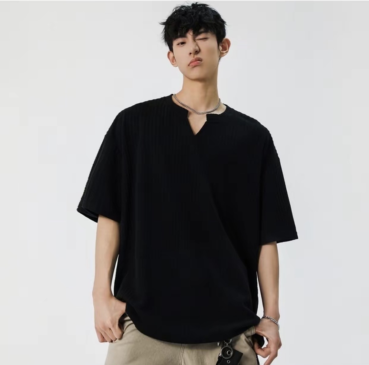 美式小V領 肌理感素面TEE 正肩版型 寬鬆垂順不褶皺