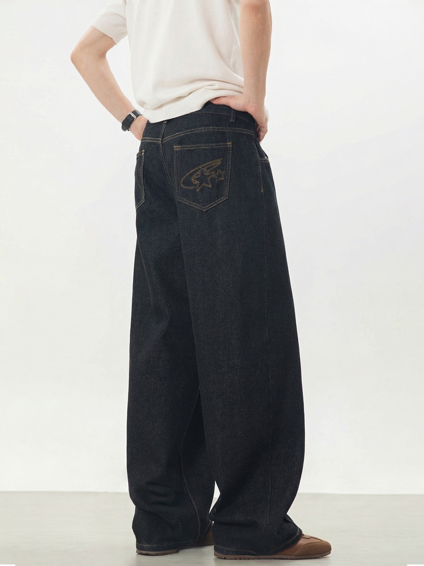 復古水洗牛仔褲 星星刺繡 直筒寬鬆牛仔褲｜前鈕扣 後鬆緊腰設計