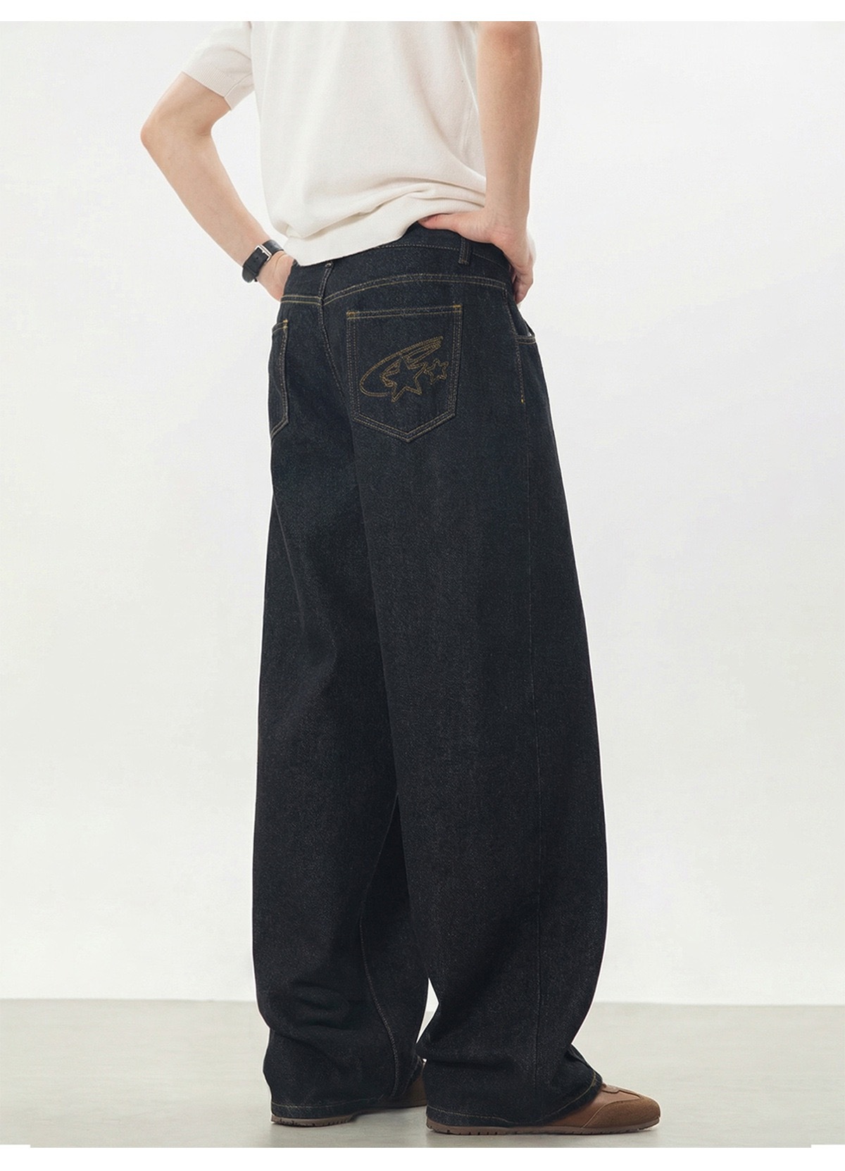復古水洗牛仔褲 星星刺繡 直筒寬鬆牛仔褲｜前鈕扣 後鬆緊腰設計