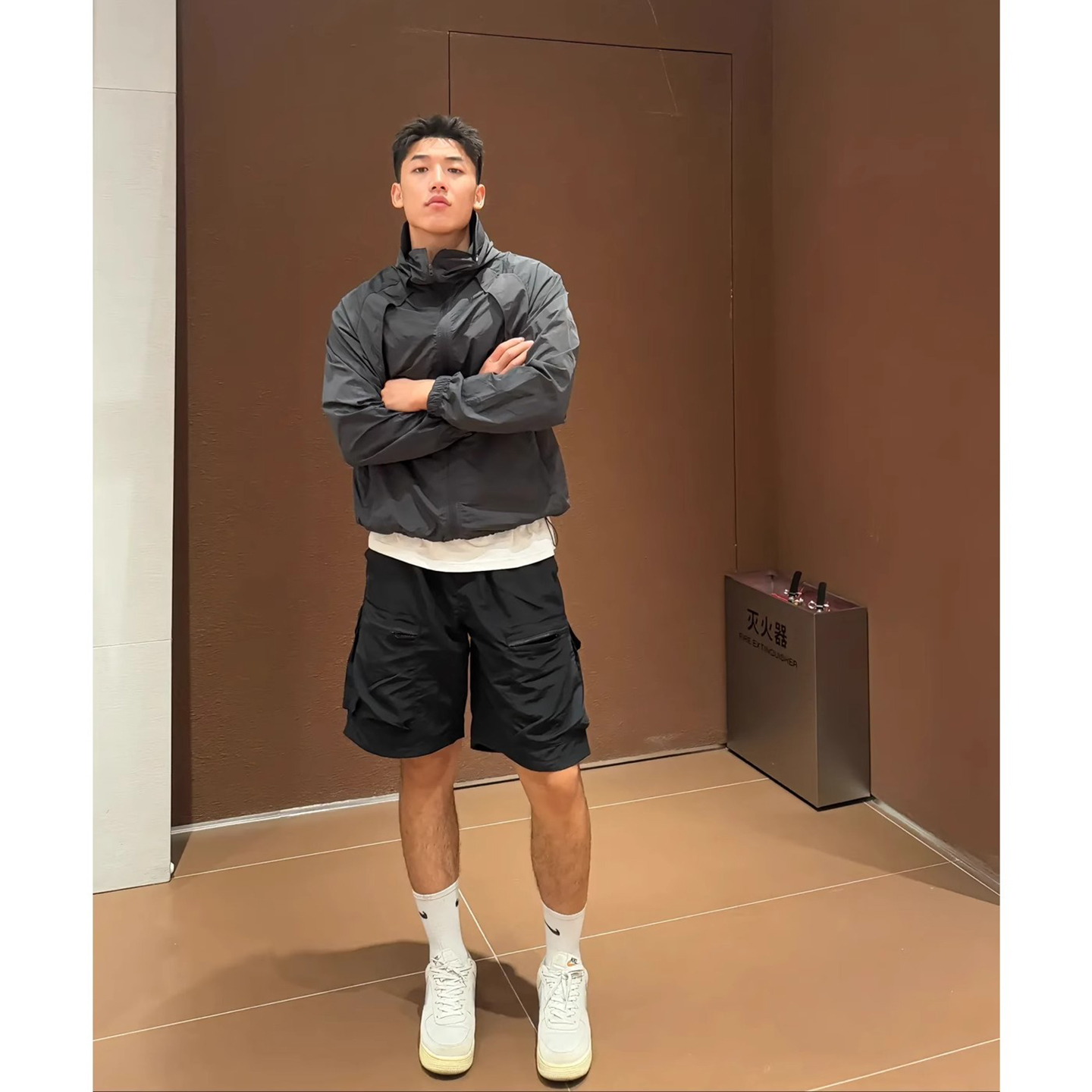 初秋潮男穿搭套裝 純棉白T恤+拼接剪裁輕薄外套+休閒短褲（多口袋）