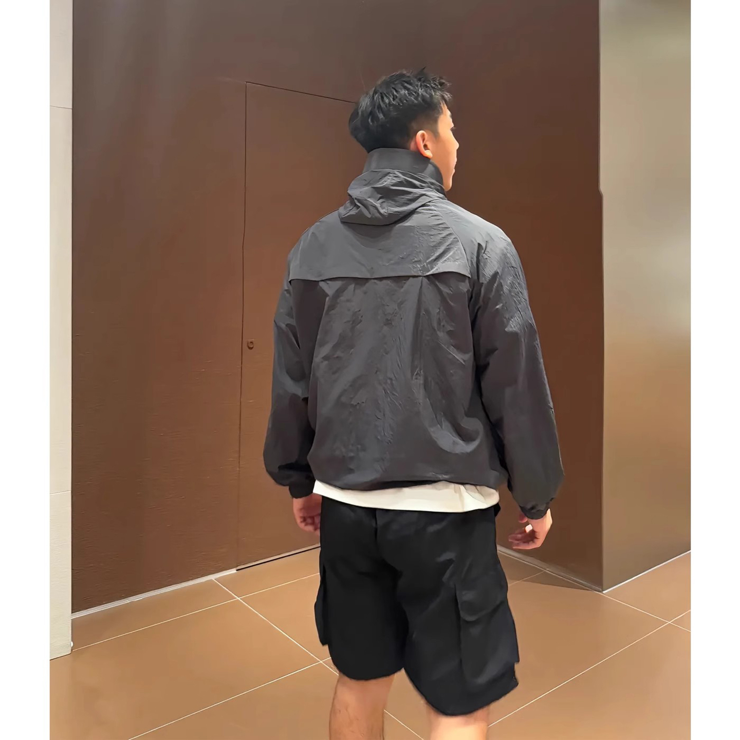 初秋潮男穿搭套裝 純棉白T恤+拼接剪裁輕薄外套+休閒短褲（多口袋）