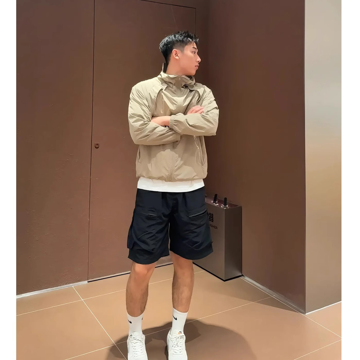 初秋潮男穿搭套裝 純棉白T恤+拼接剪裁輕薄外套+休閒短褲（多口袋）