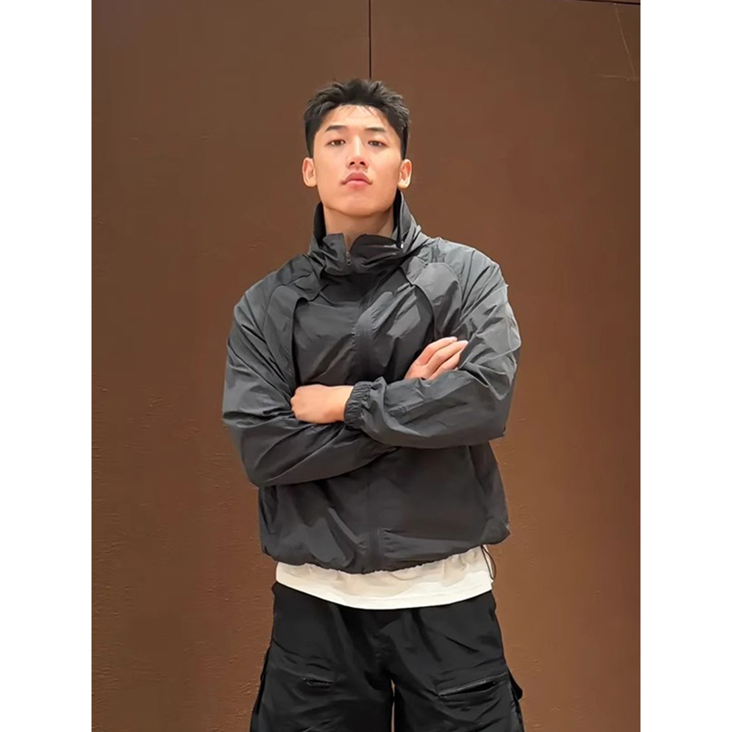 初秋潮男穿搭套裝 純棉白T恤+拼接剪裁輕薄外套+休閒短褲（多口袋）