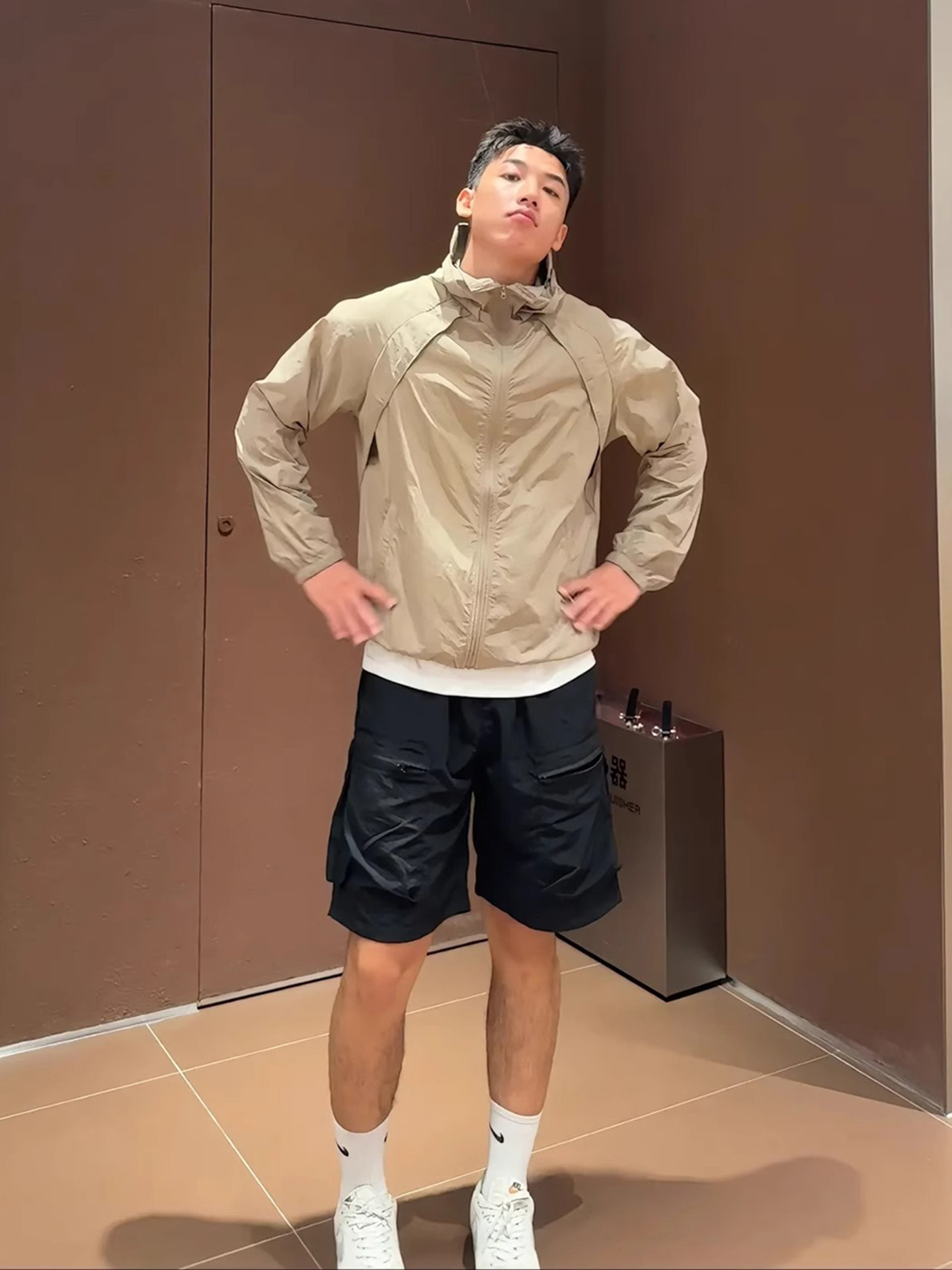 初秋潮男穿搭套裝 純棉白T恤+拼接剪裁輕薄外套+休閒短褲（多口袋）