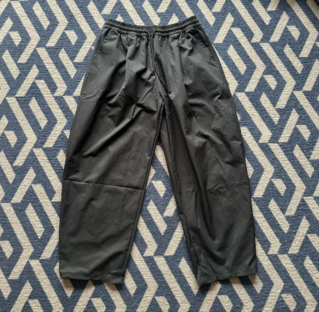 HT 涼感打褶彎刀長褲 寬鬆直筒設計 遮肉顯瘦百搭