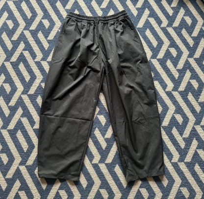 HT 涼感打褶彎刀長褲 寬鬆直筒設計 遮肉顯瘦百搭