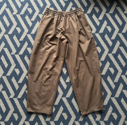 HT 涼感打褶彎刀長褲 寬鬆直筒設計 遮肉顯瘦百搭