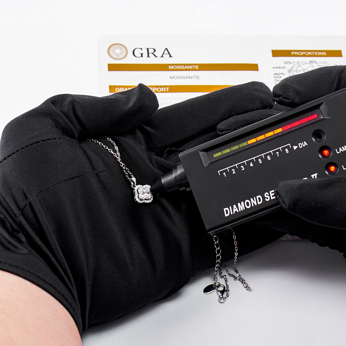 Delzzad 1.1ct Bling Luxury Four-Leaf Clover Pendant Necklace Lab-Created Moissanite Necklace S925 Sterling Silver Moissanite Jewelry Engagement Wedding Anniversary Perfect Gifts