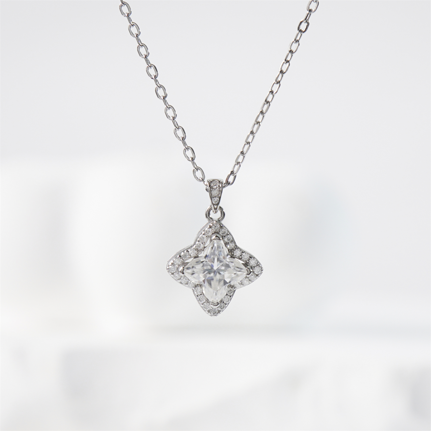 Delzzad 1.1ct Brilliant Iced-Out Four-Leaf Clover Pendant Necklace Lab-Created Moissanite Necklace S925 Sterling Silver Moissanite Jewelry Engagement Wedding Anniversary Perfect Gifts